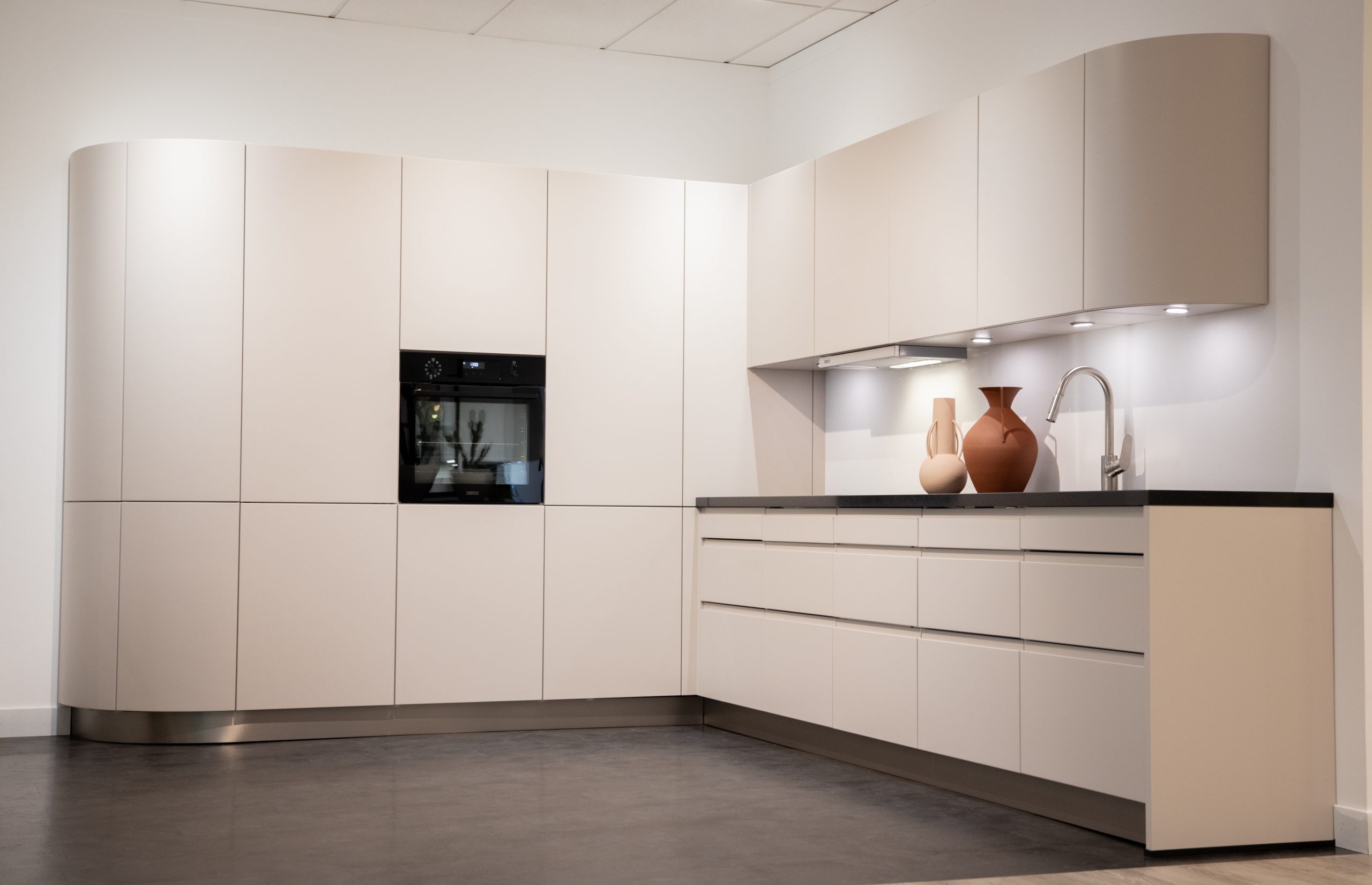 Deze minimalistische keuken straalt één en al rust uit - Bemmel & Kroon keukens