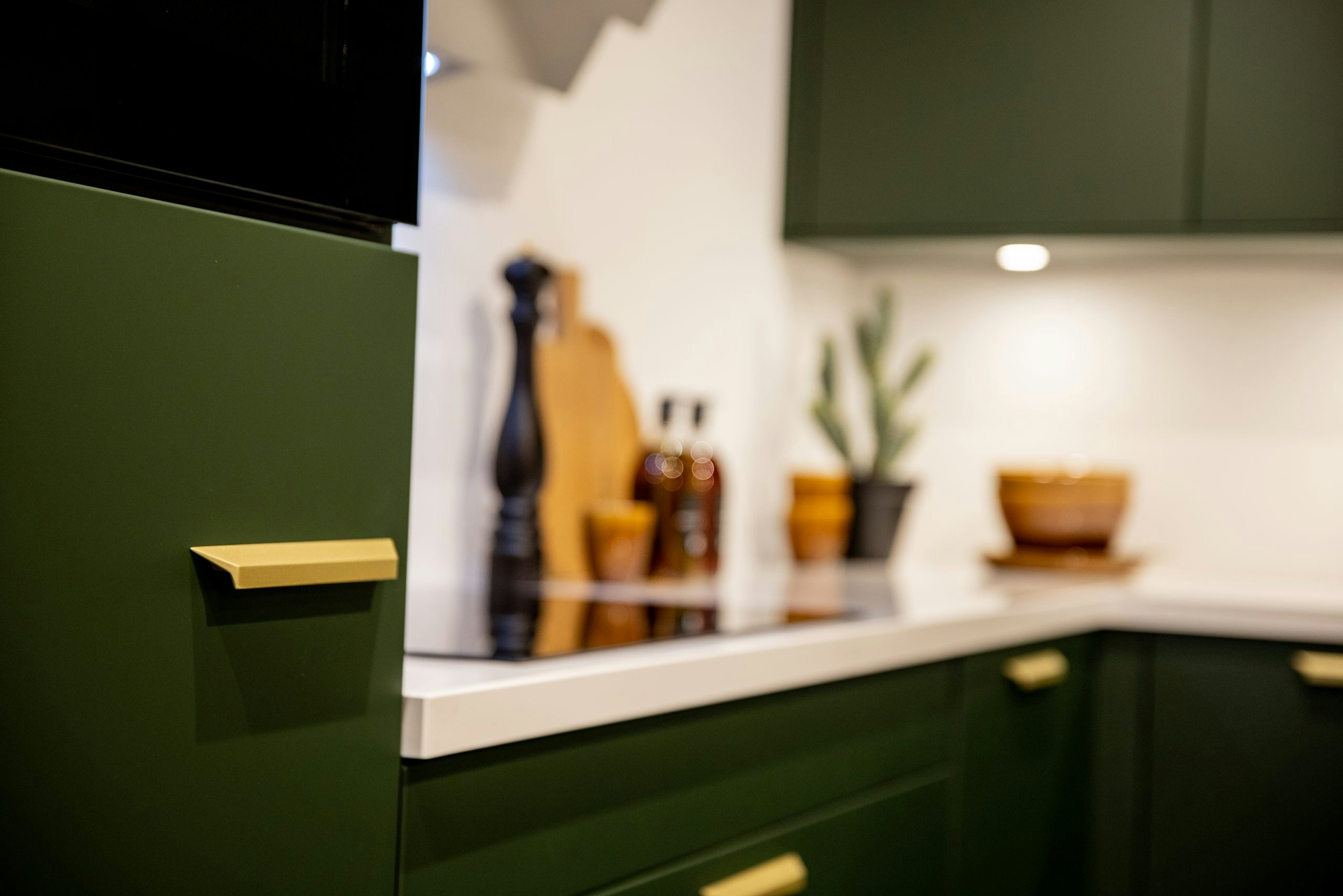 Close-up van de goudkleurige design grepen - Bemmel & Kroon keukens