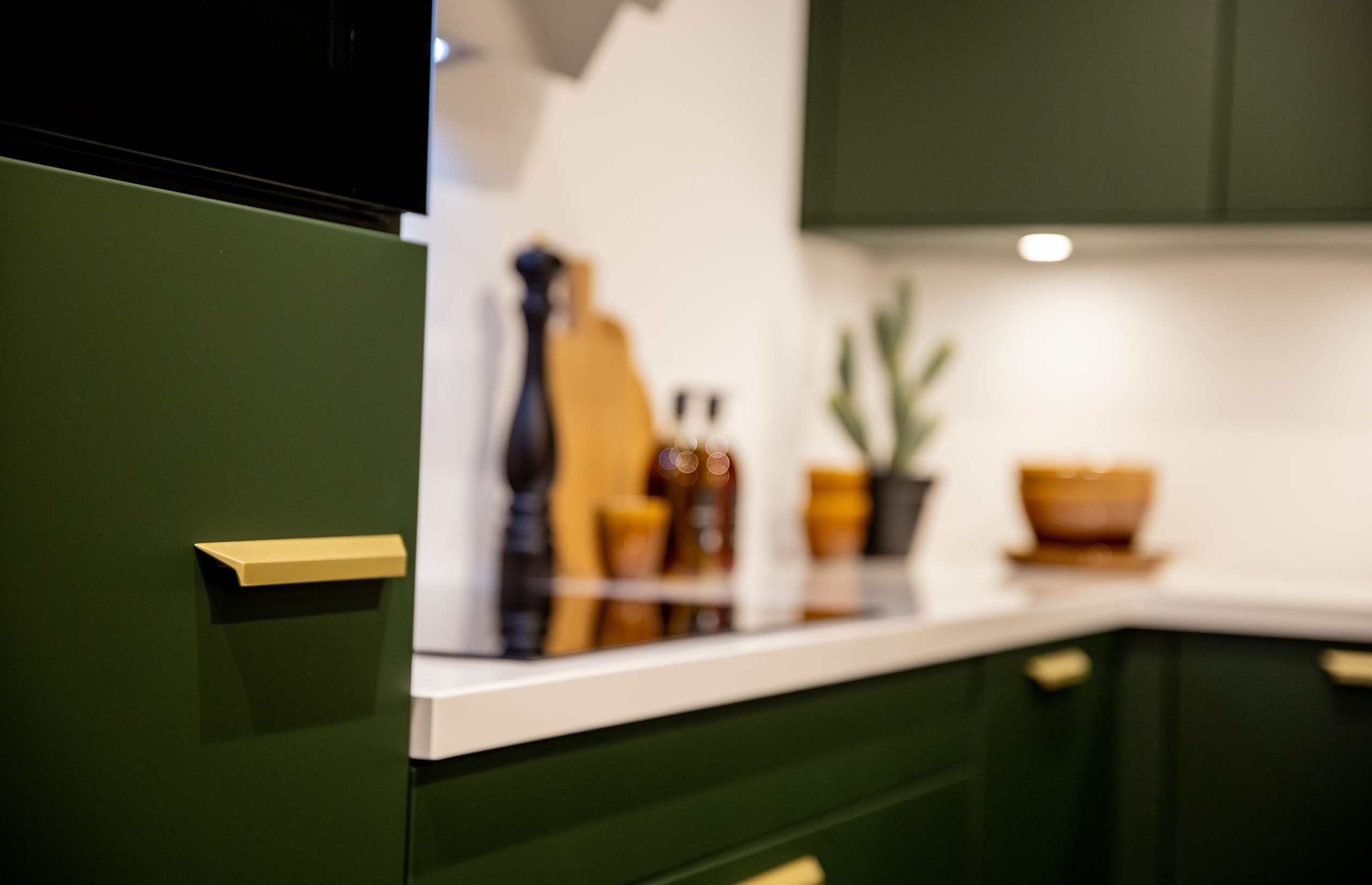 Close-up van de goudkleurige design grepen - Bemmel & Kroon keukens