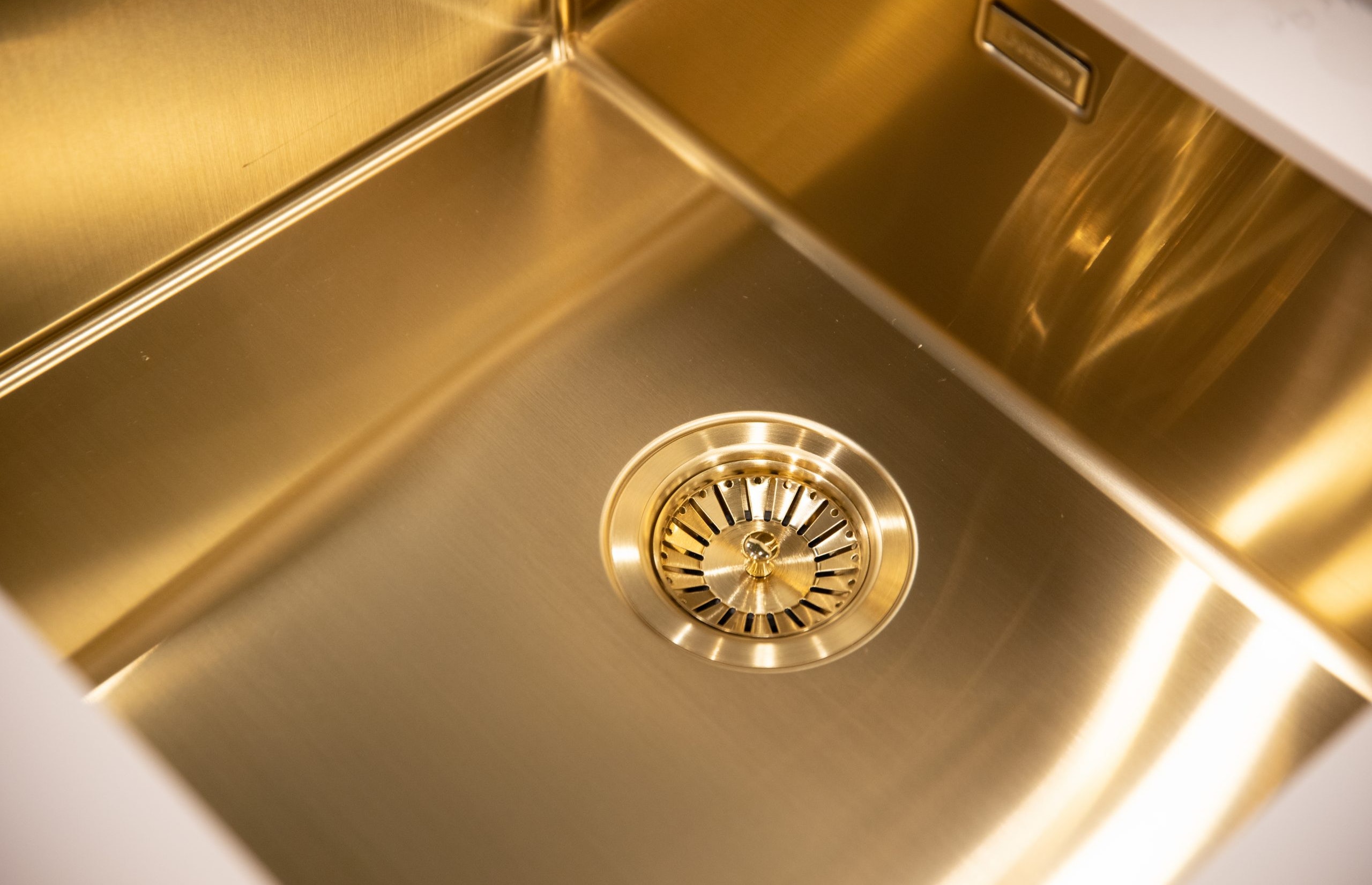 Close-up van de goudkleurige Lanesto design spoelbak - Bemmel & Kroon keukens