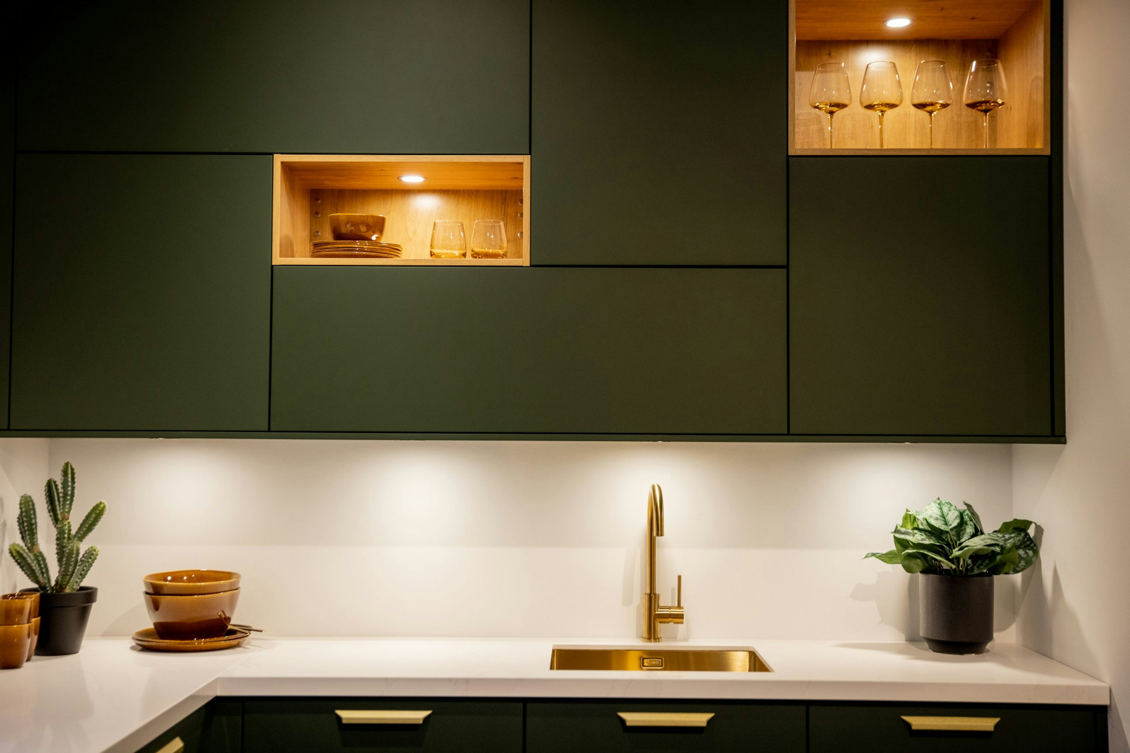 Door de verlichte vlakkenkasten en aanpasbare kleuren is deze keuken eenvoudig te personaliseren - Bemmel & Kroon keukens