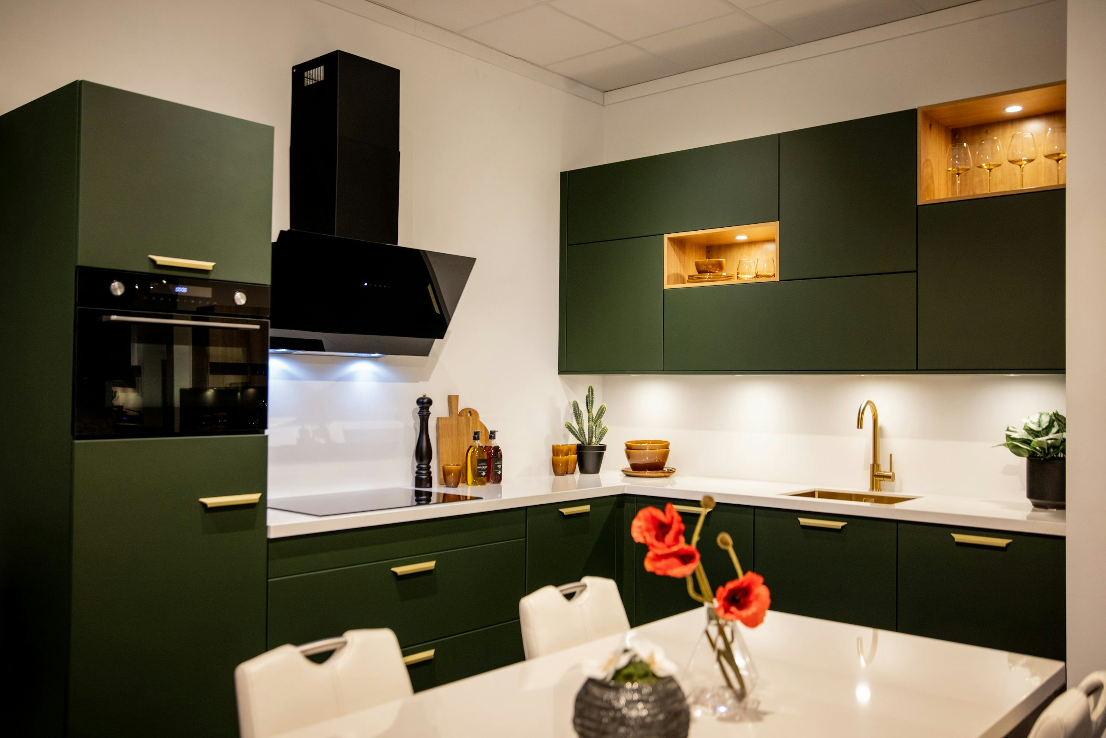 De mat groengelakte fronten geven deze keuken haar unieke uitstraling - Bemmel & Kroon keukens