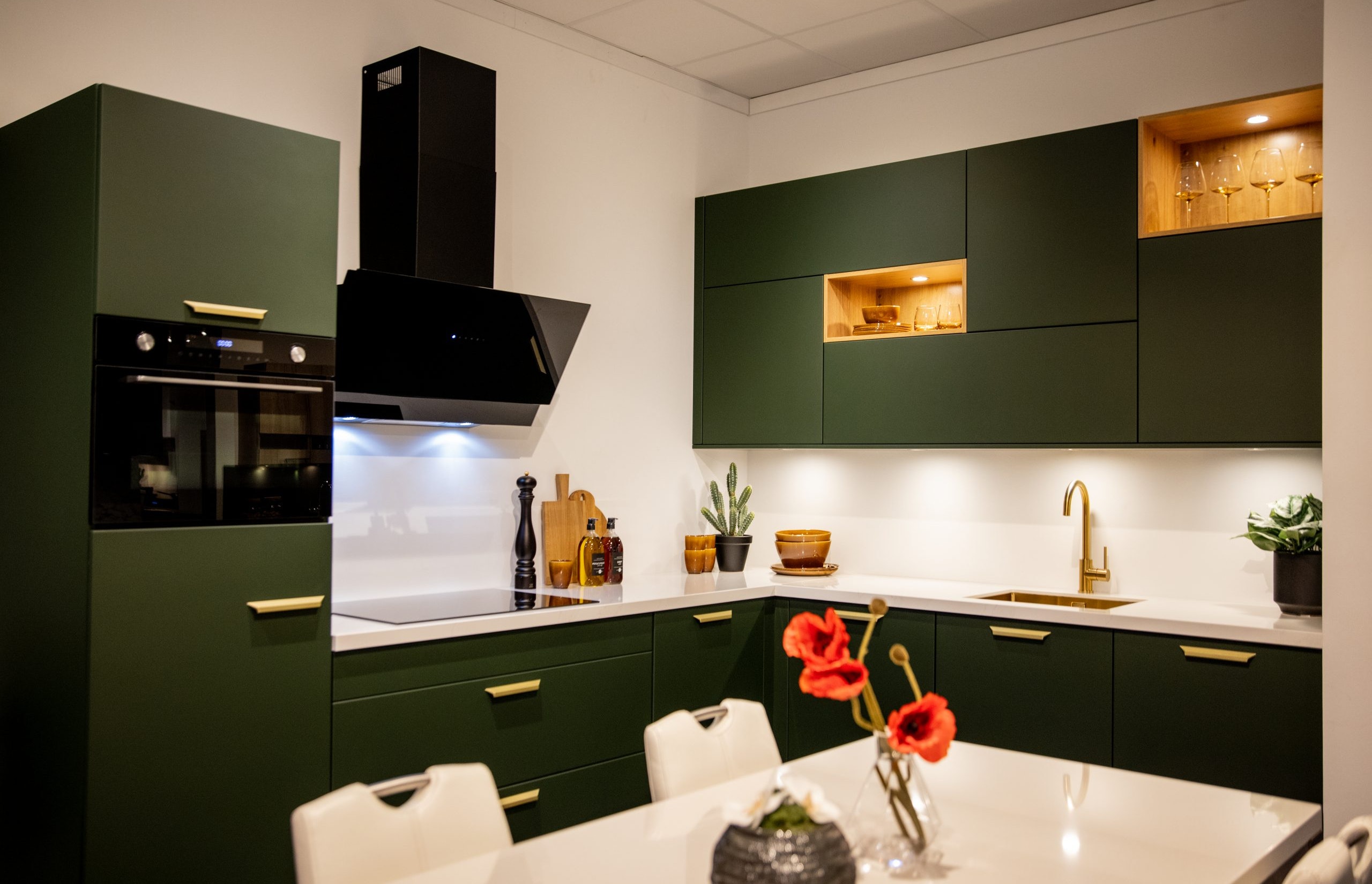 De mat groengelakte fronten geven deze keuken haar unieke uitstraling - Bemmel & Kroon keukens