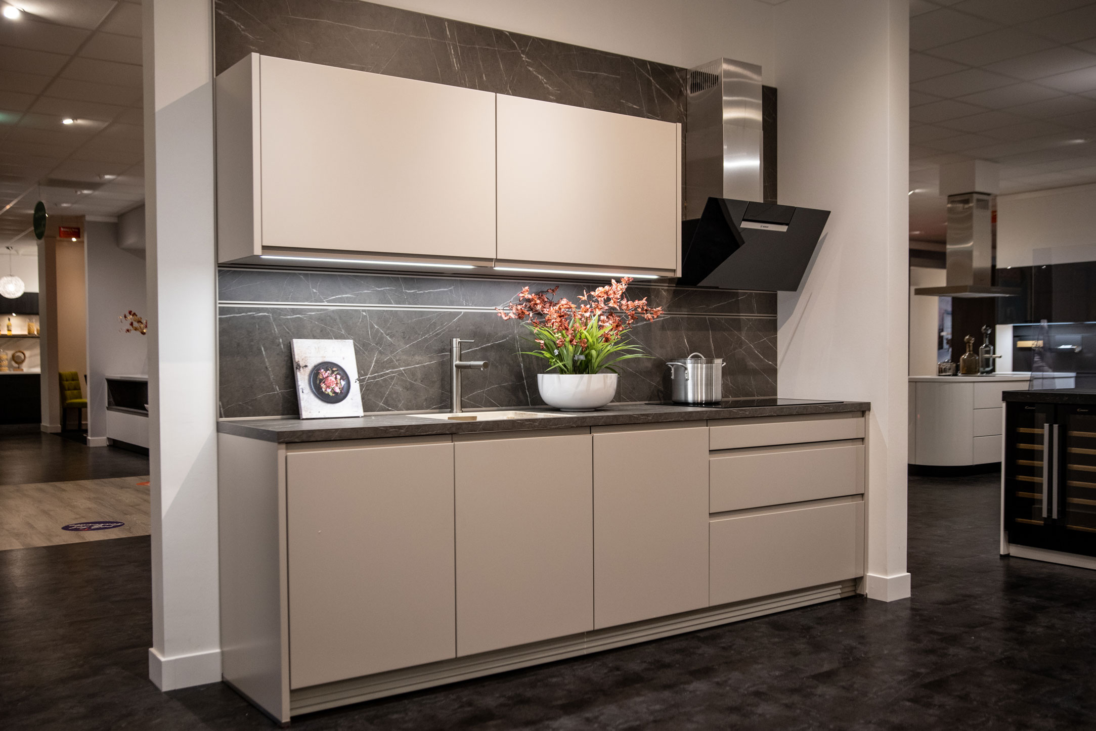 Compact keukenontwerp met warme bruin tinten en strakke afwerking