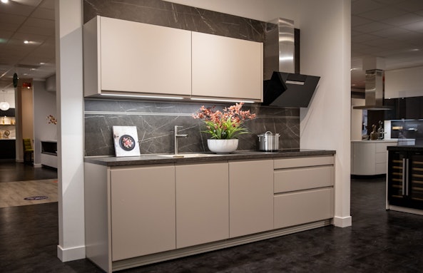 Compact keukenontwerp met warme bruin tinten en strakke afwerking