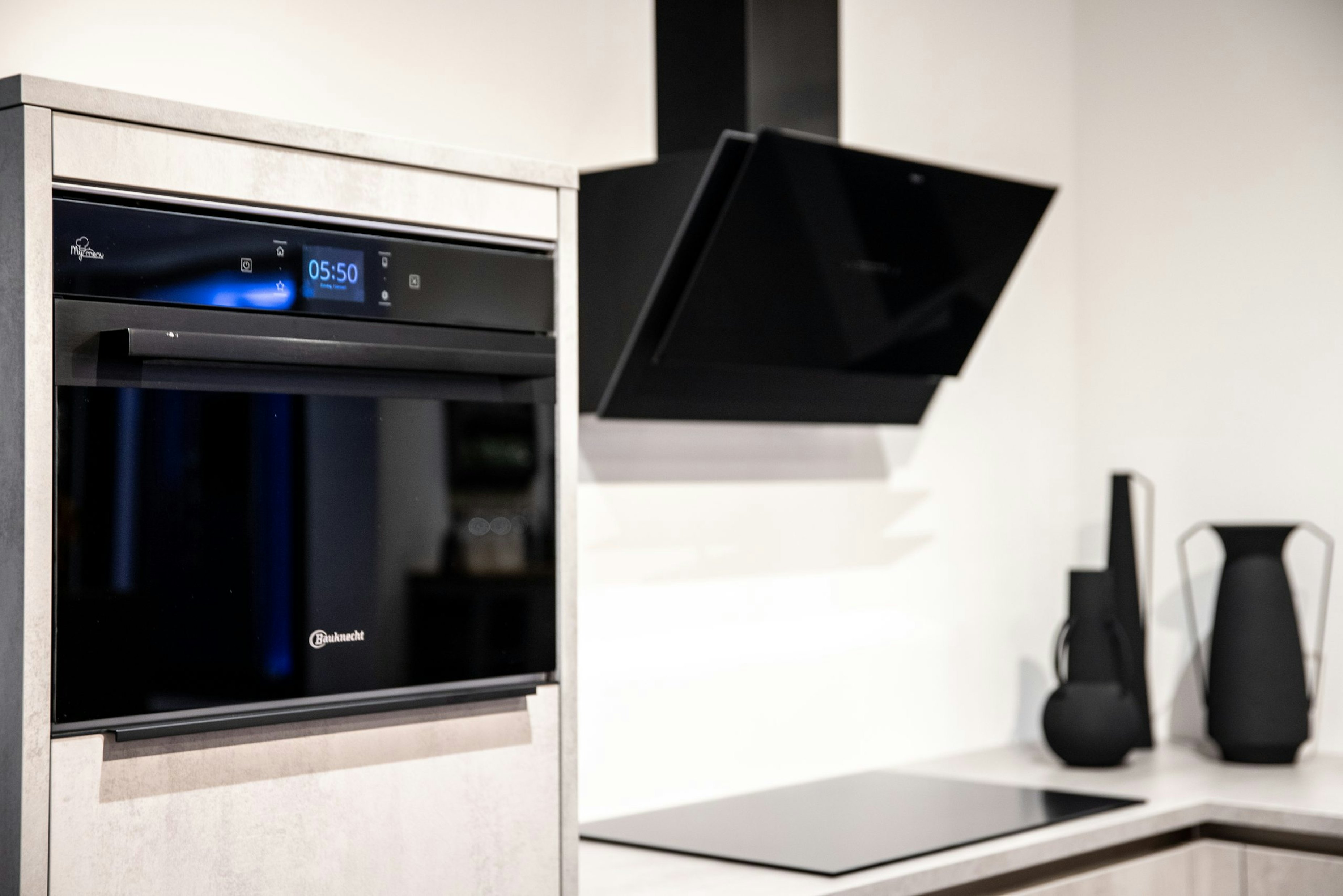 De mat zwarte Bauknecht oven pas goed binnen de industriële look - Bemmel & Kroon keukens