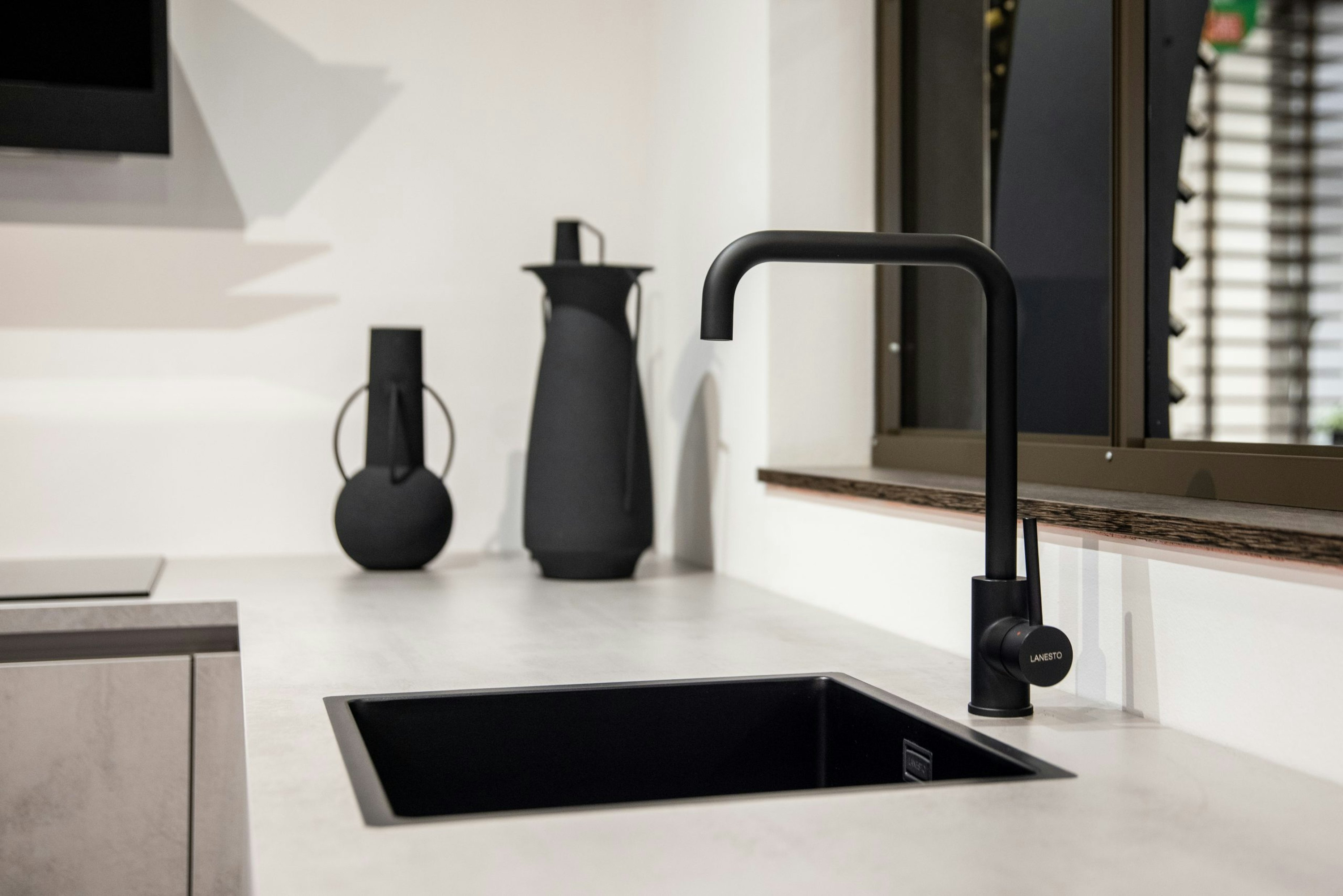 De mat zwarte keukenkraan en in zwart uitgevoerde spoelbak - Bemmel & Kroon keukens