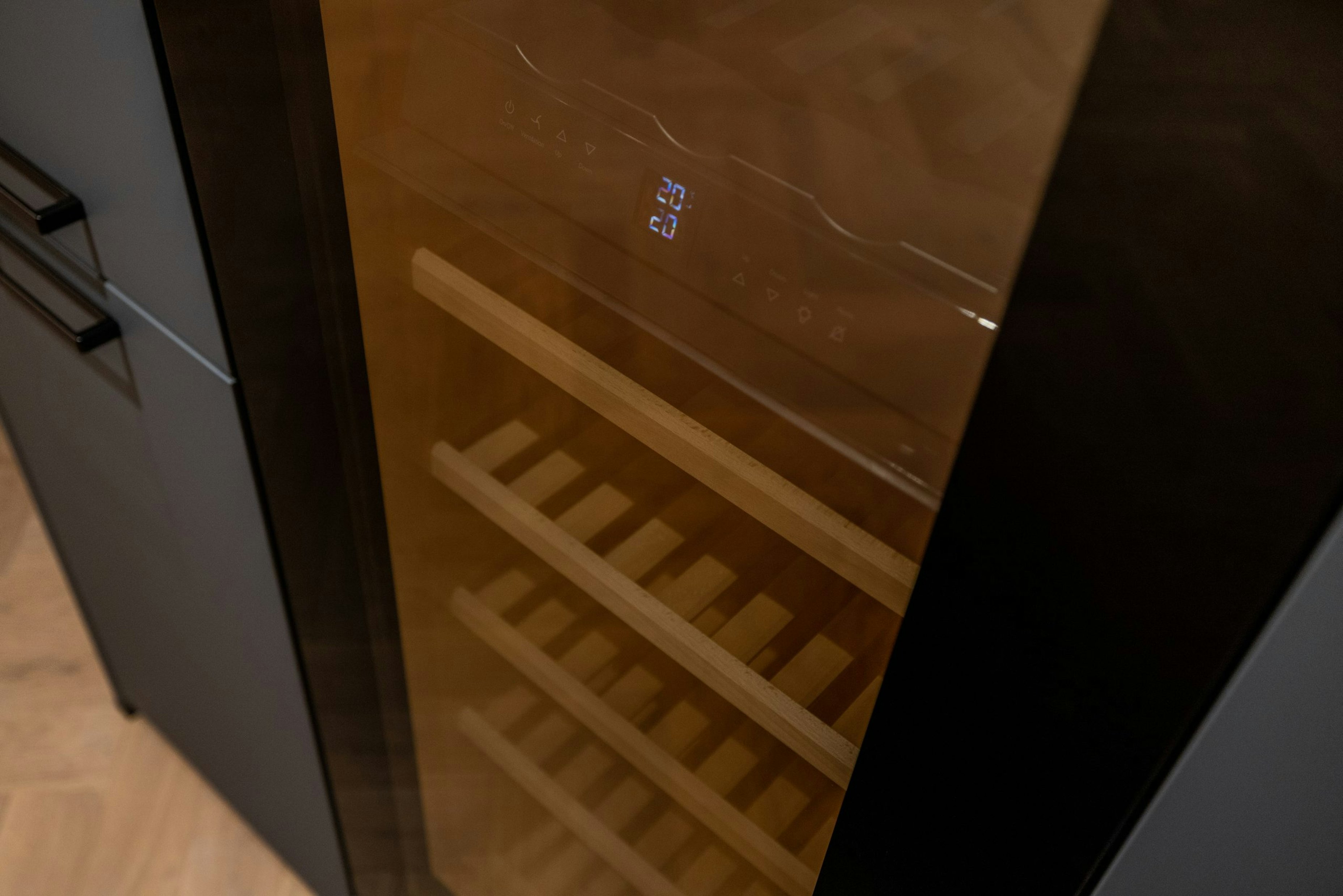 De wijnklimaatkast is voorzien van een glazen deur en tip-on.