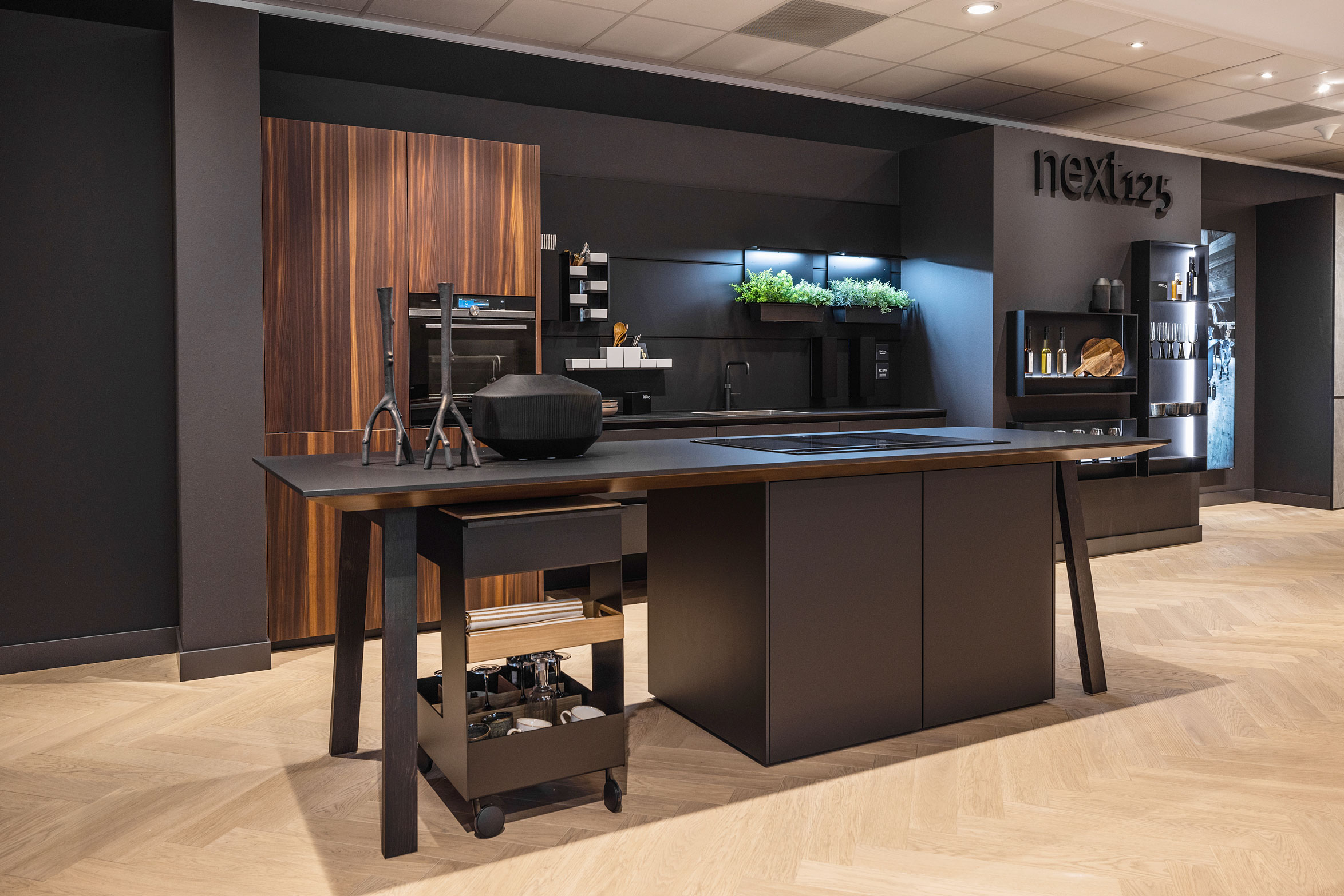 Een kooktafel met een groot werkblad en een minimalistisch design.