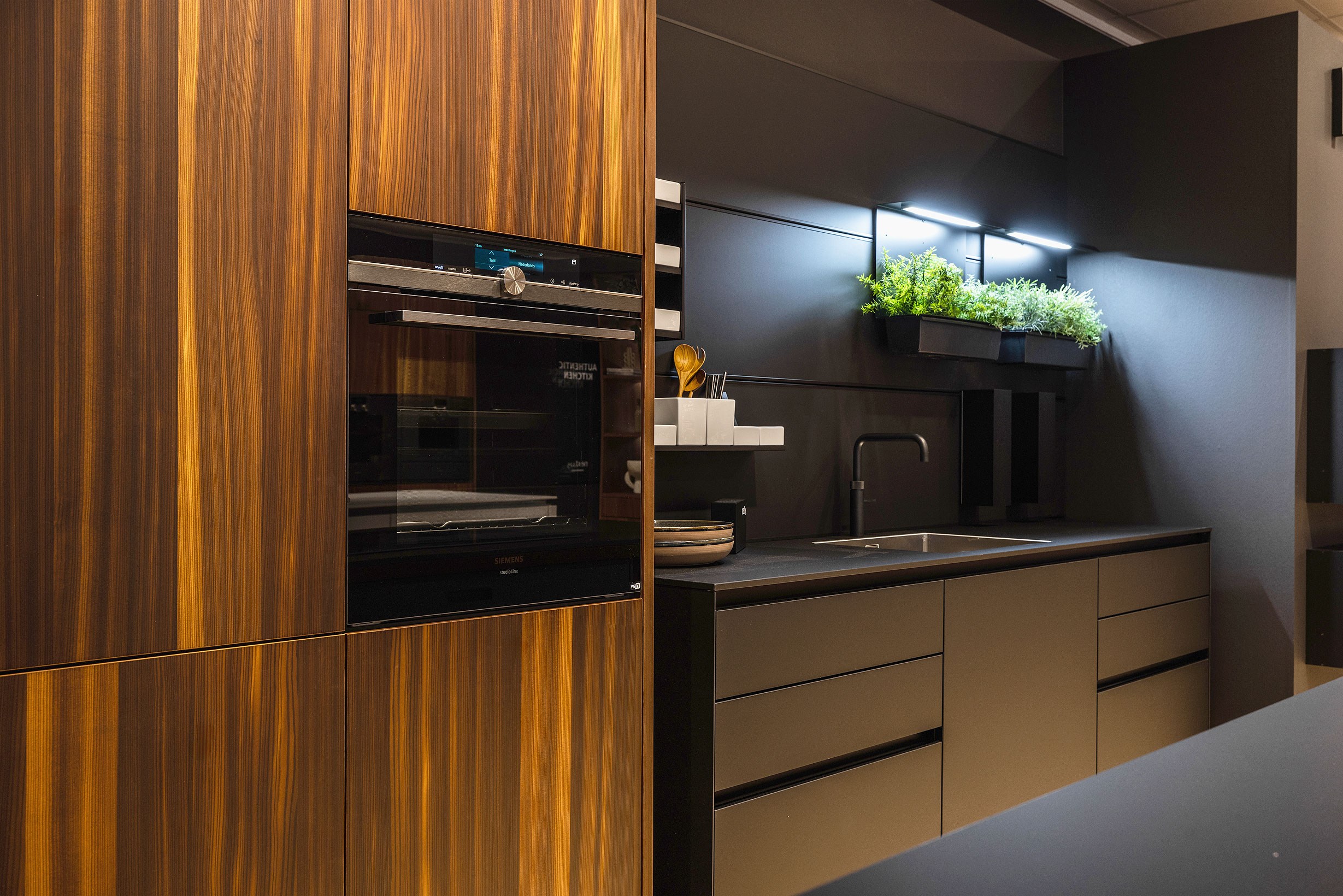 Onyxzwart Fenix en expressief lariks hout vormen een mooi contrast.