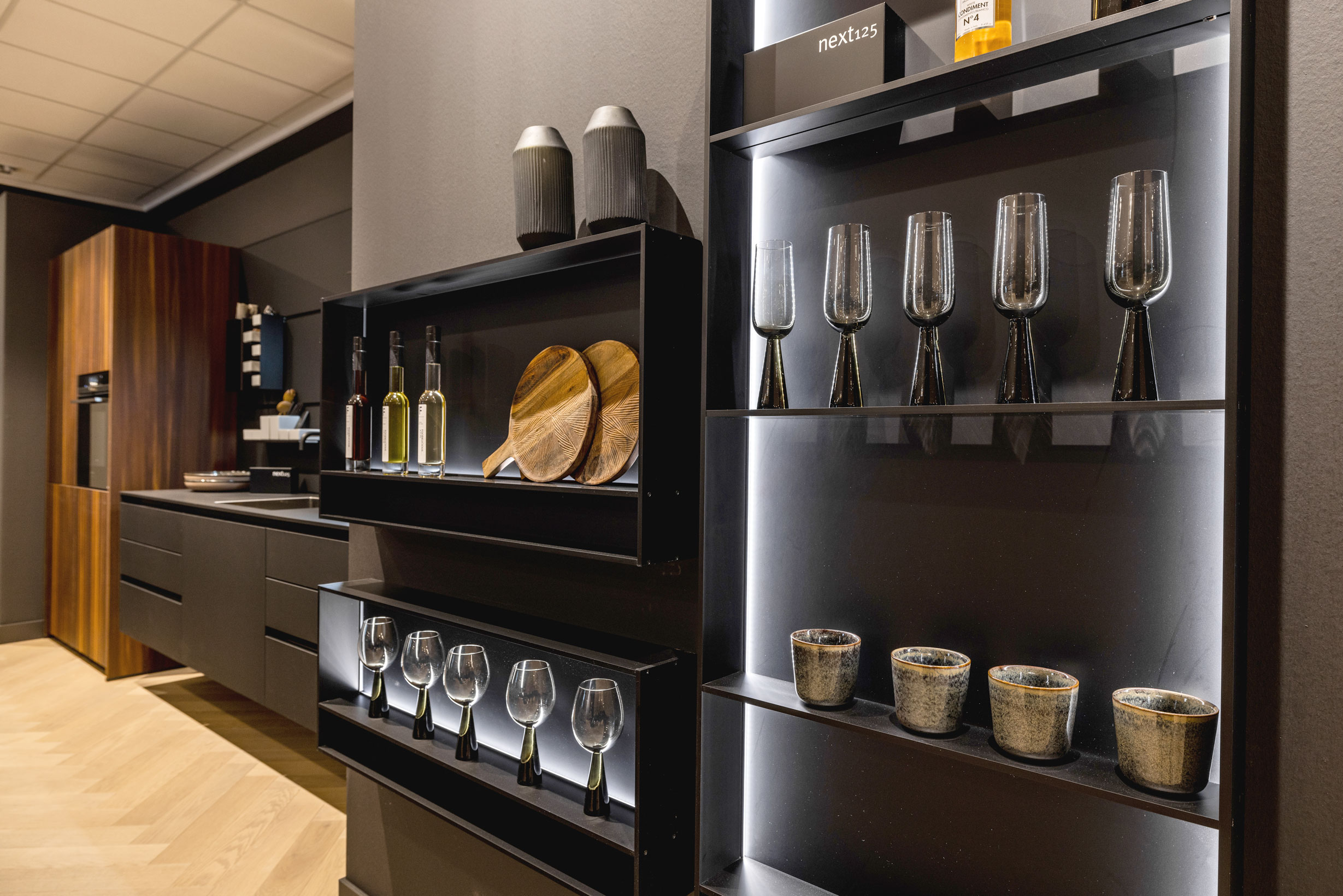 Verlichte regalen voor spullen die extra aandacht verdienen.