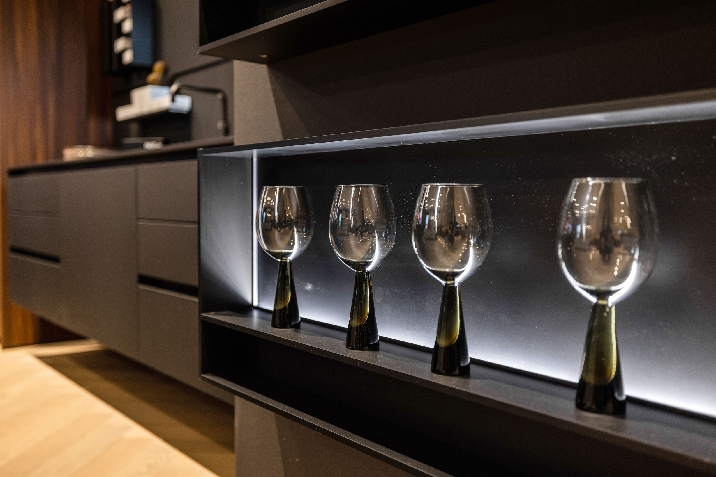 Close-up van één van de verlichte regalen.