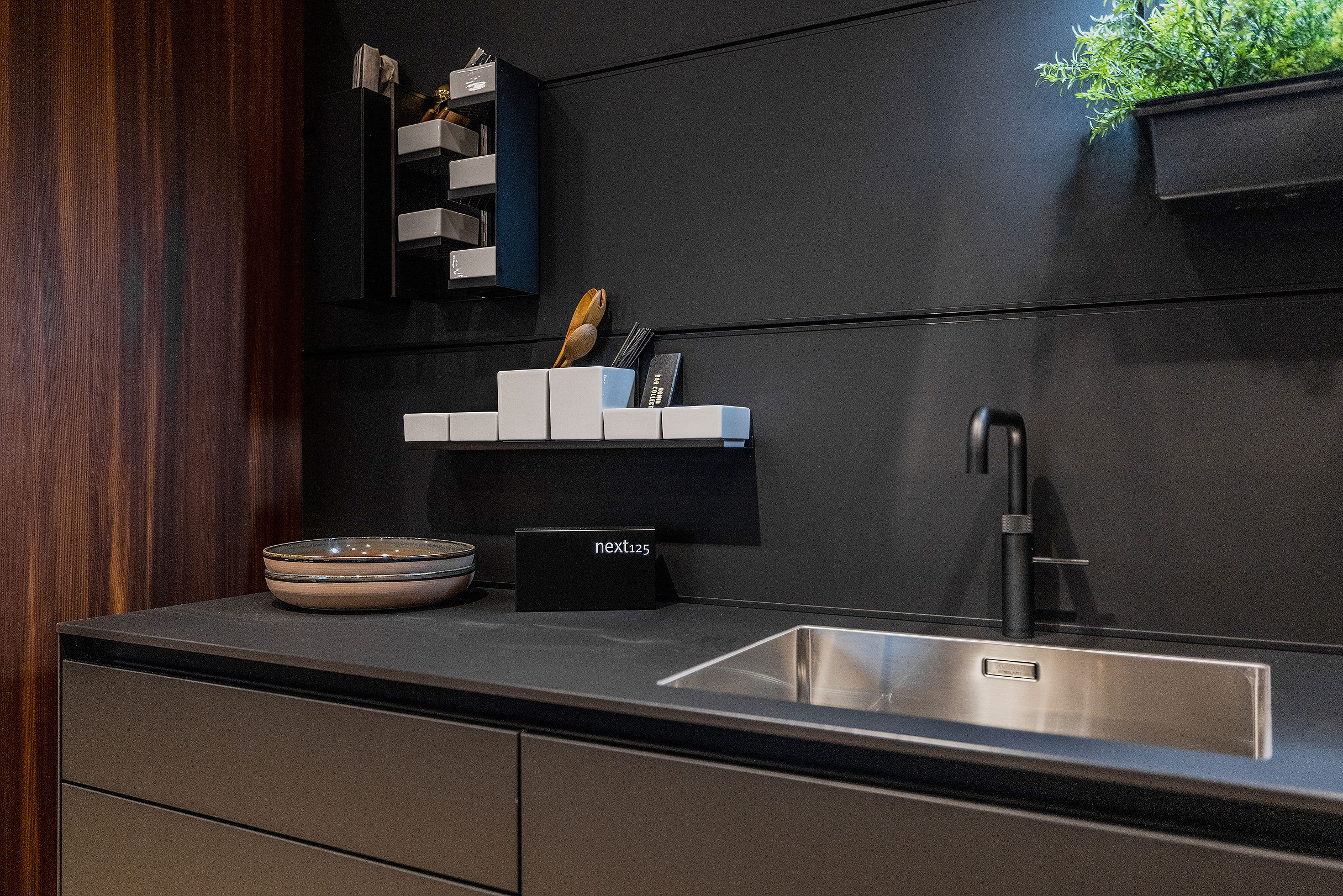 De zwarte Quooker Fusion sluit perfect aan bij de rest van de keuken.