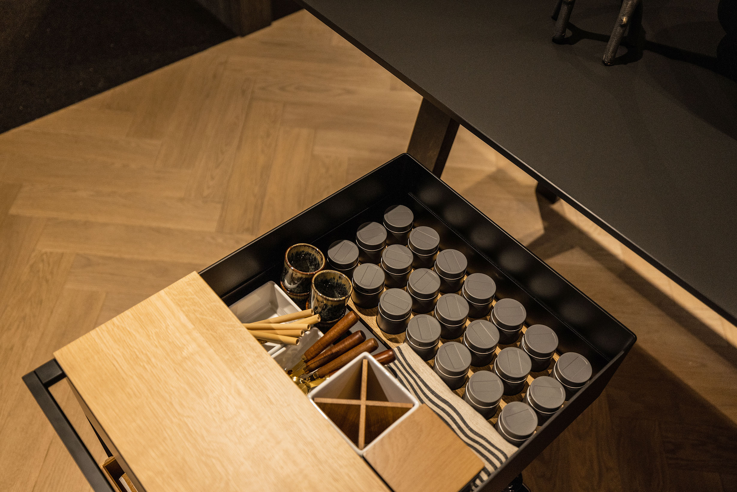 De matzwarte, metalen trolley met indelingen voor flessen, glazen, specerijen en nog veel meer.