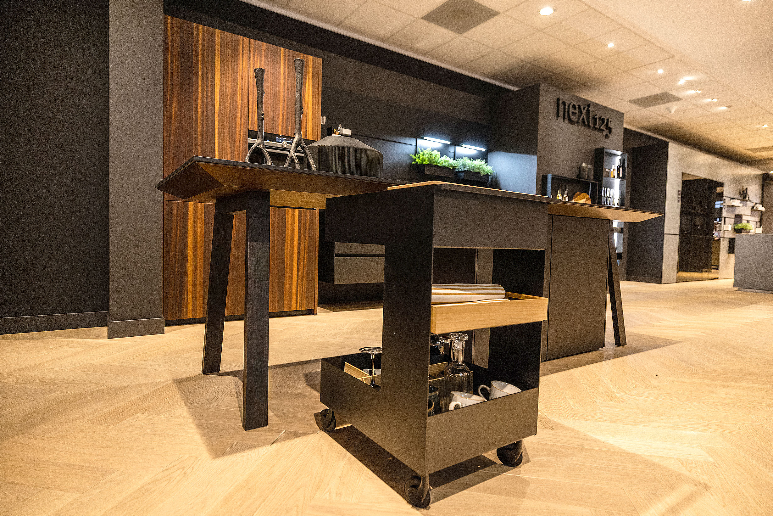 De matzwarte, metalen trolley is veelzijdig inzetbaar.