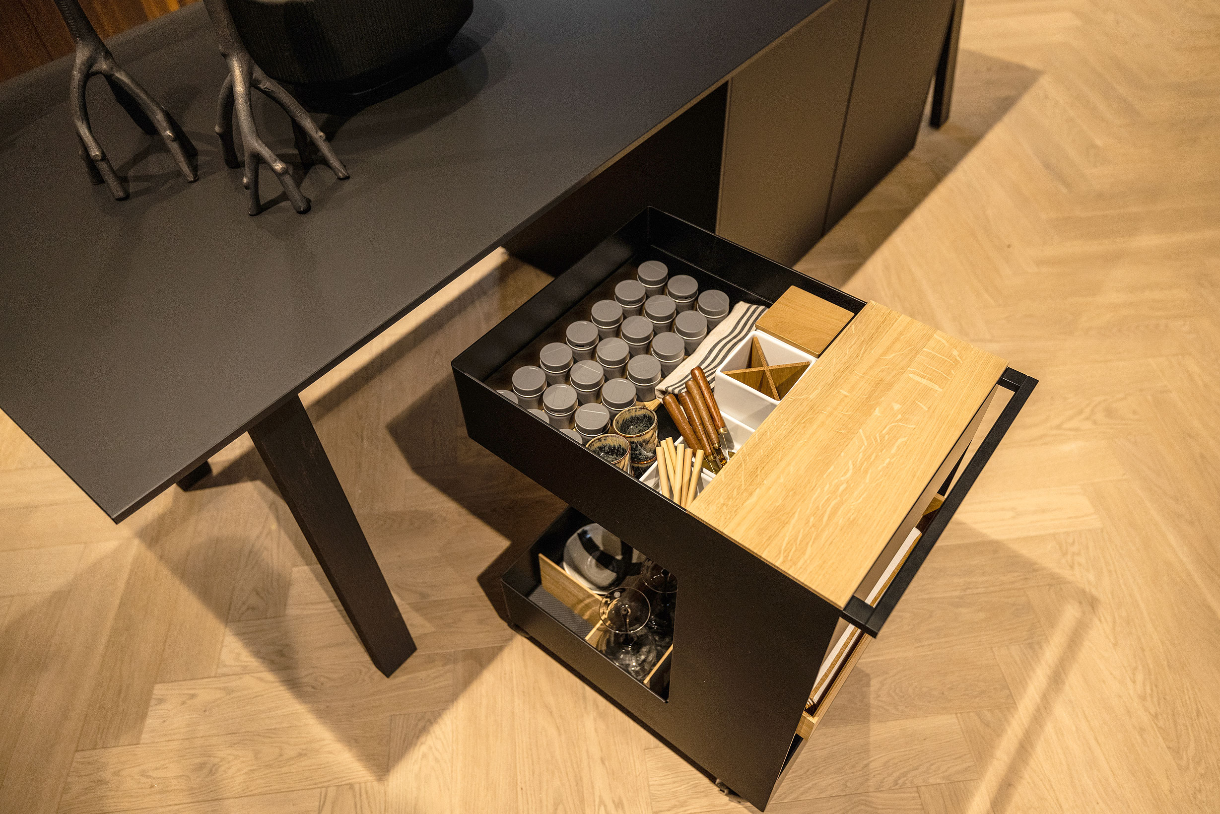 Met zijn zachte zwenkwielen en de onyxzwarte greep wordt deze trolley moeiteloos verplaatst.