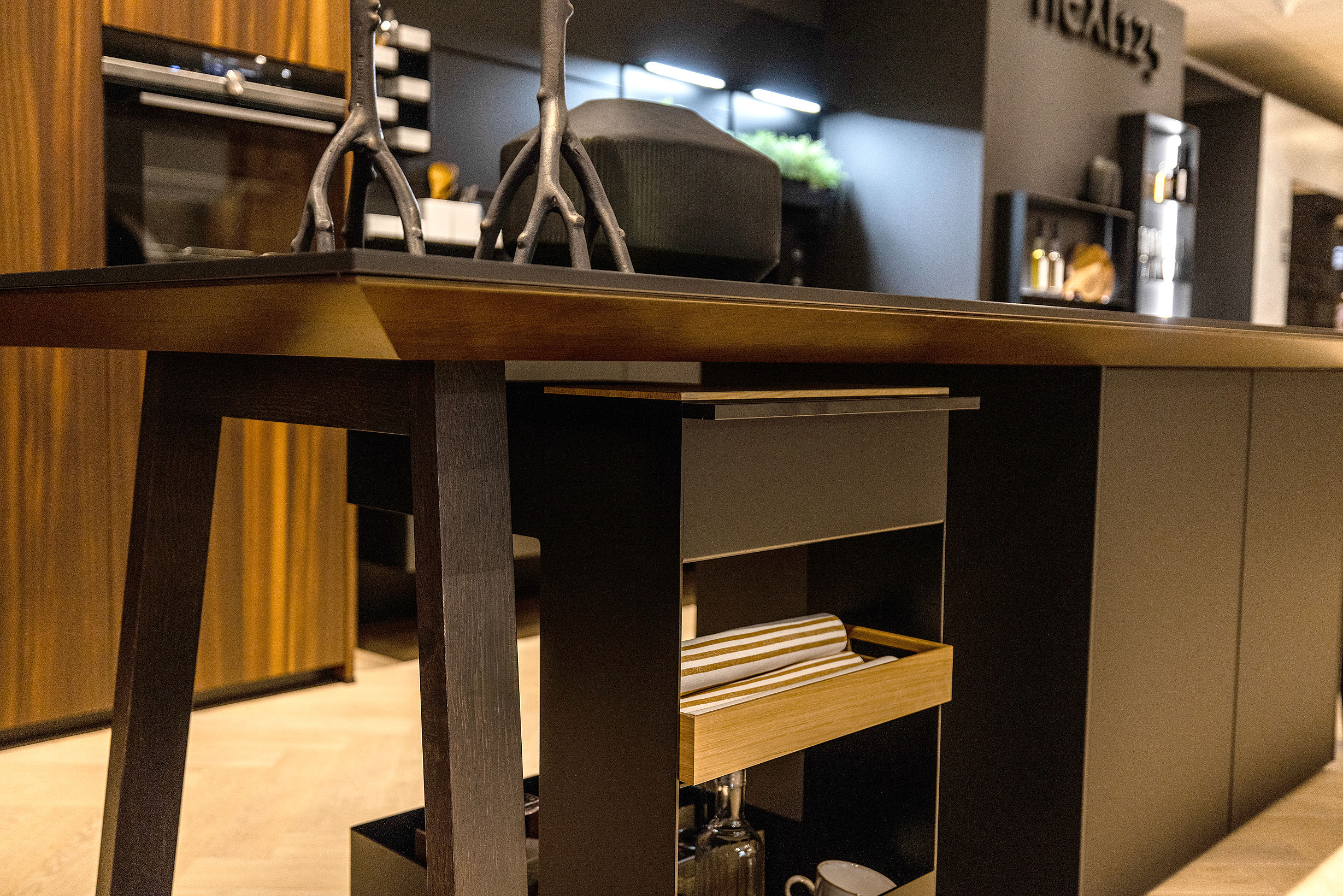 Als u de trolley niet gebruikt schuift u hem eenvoudig weer onder de kooktafel.