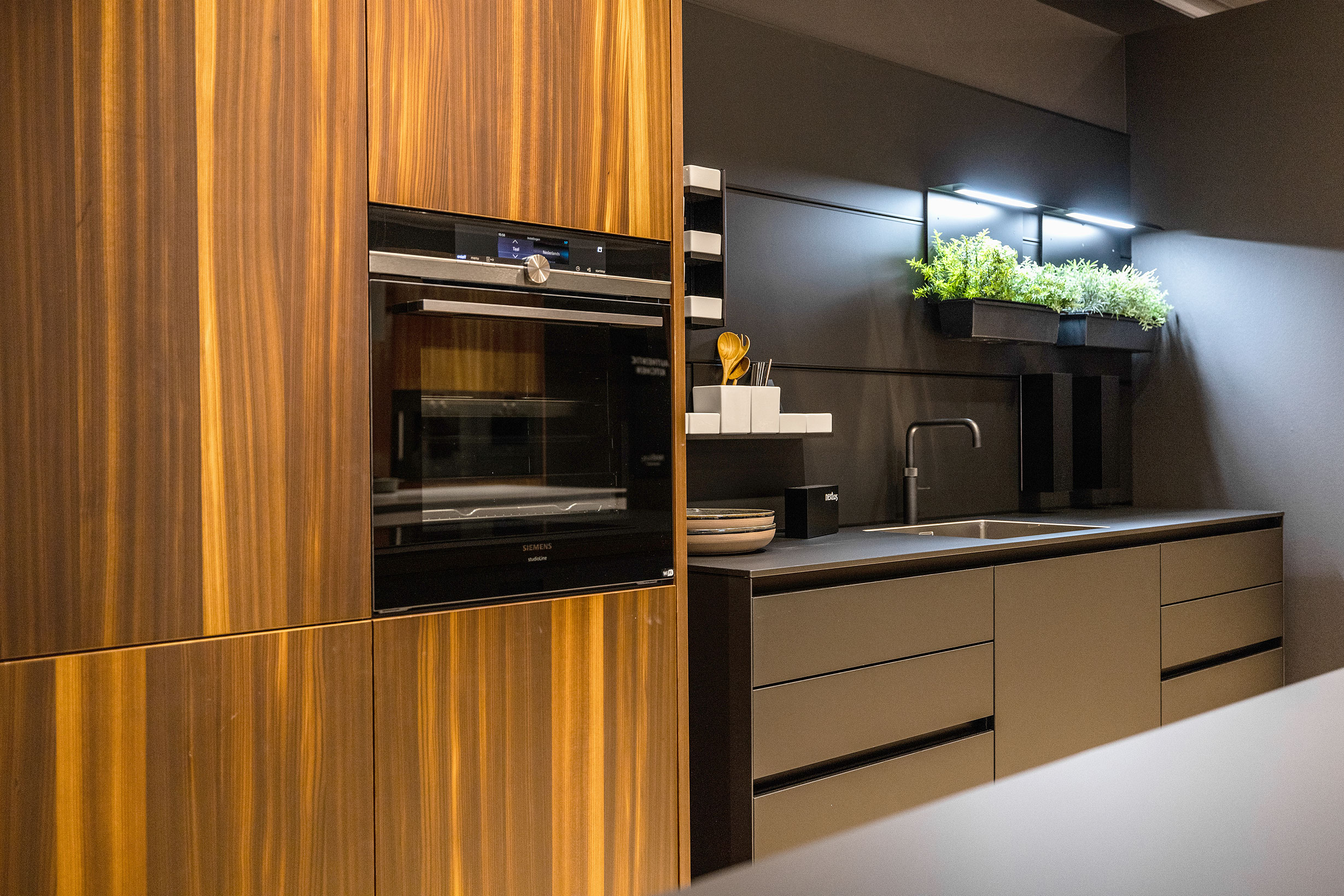 Onyxzwart Fenix en expressief lariks hout vormen een mooi contrast.