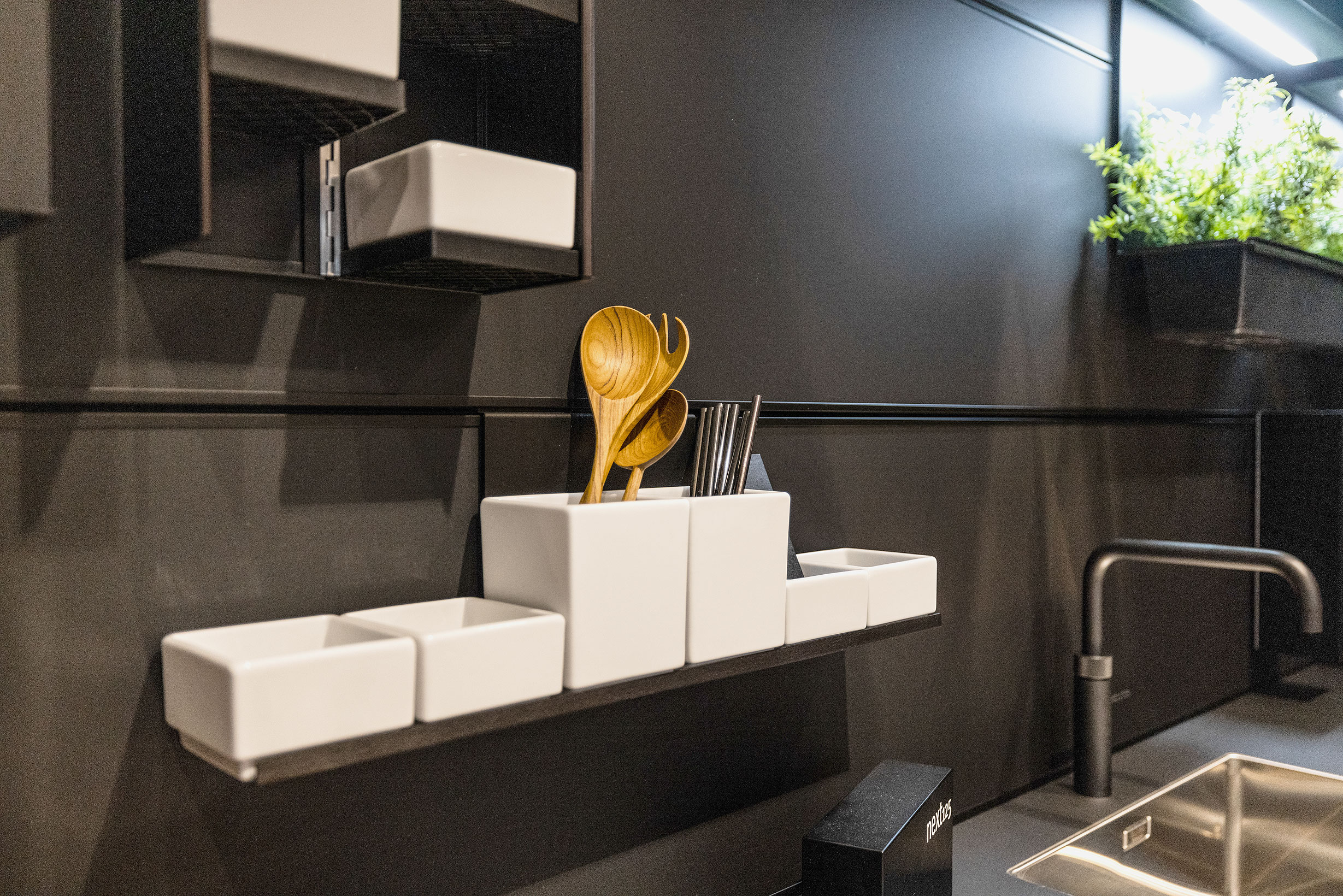 Een wandbord als handige aflegruimte voor porseleinen schalen.