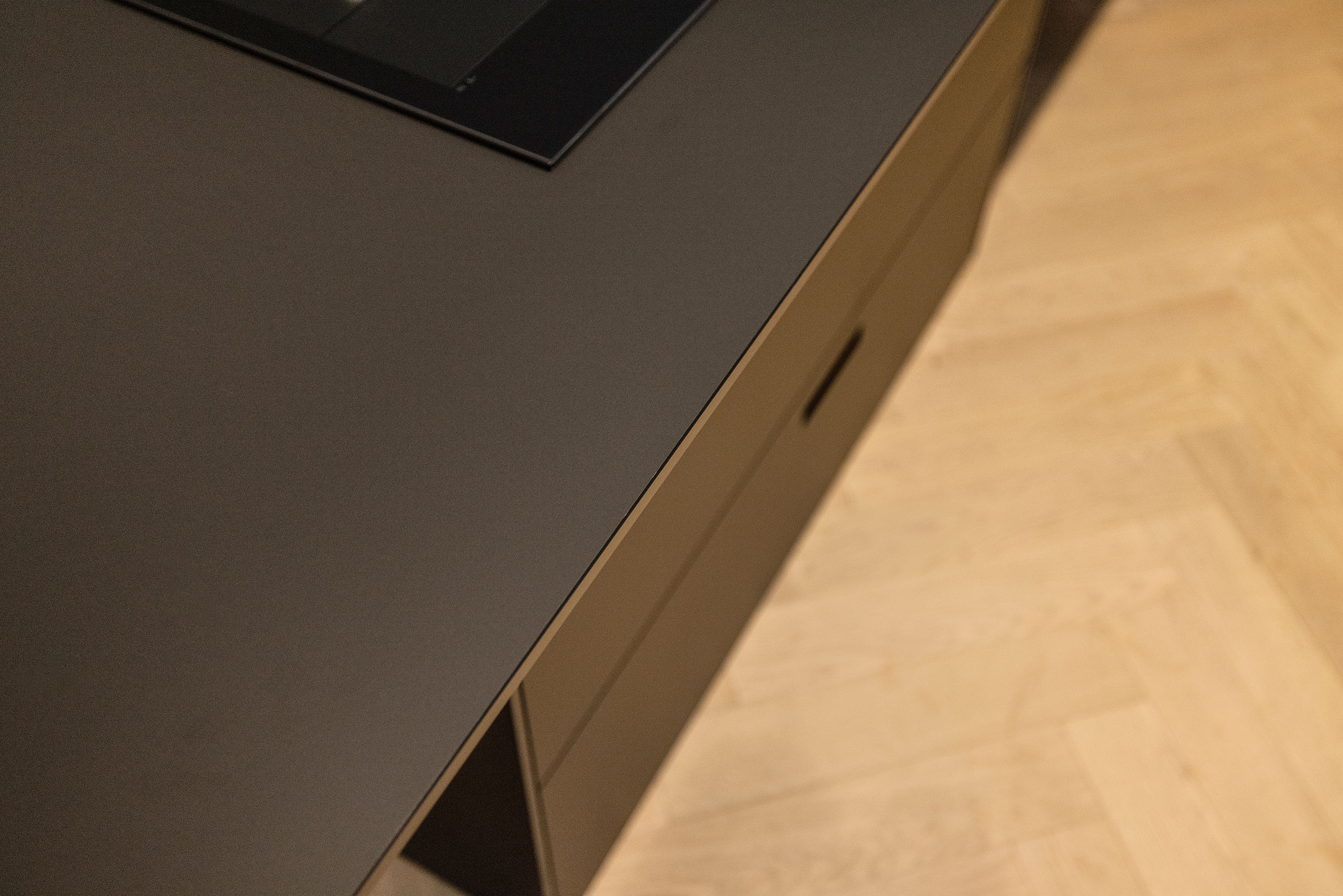 Een Fenix keukenblad heeft een strakke uitstraling en voelt dankzij de onderscheidende nano techniek zijdezacht aan.