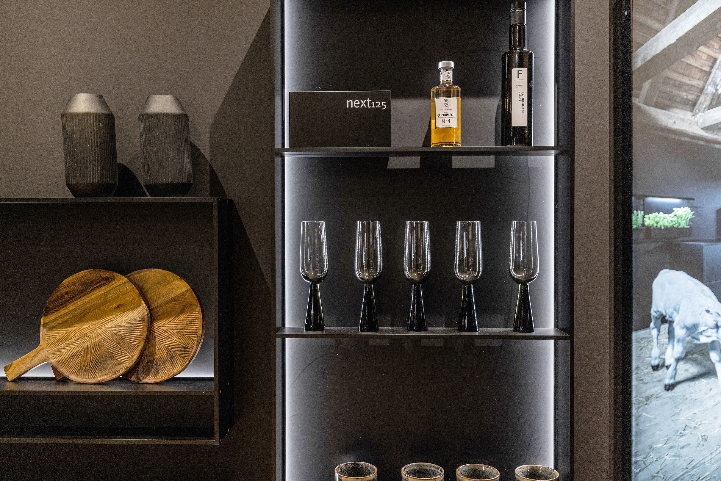 Sfeer verhogende verlichte regalen voor uw mooiste spullen.