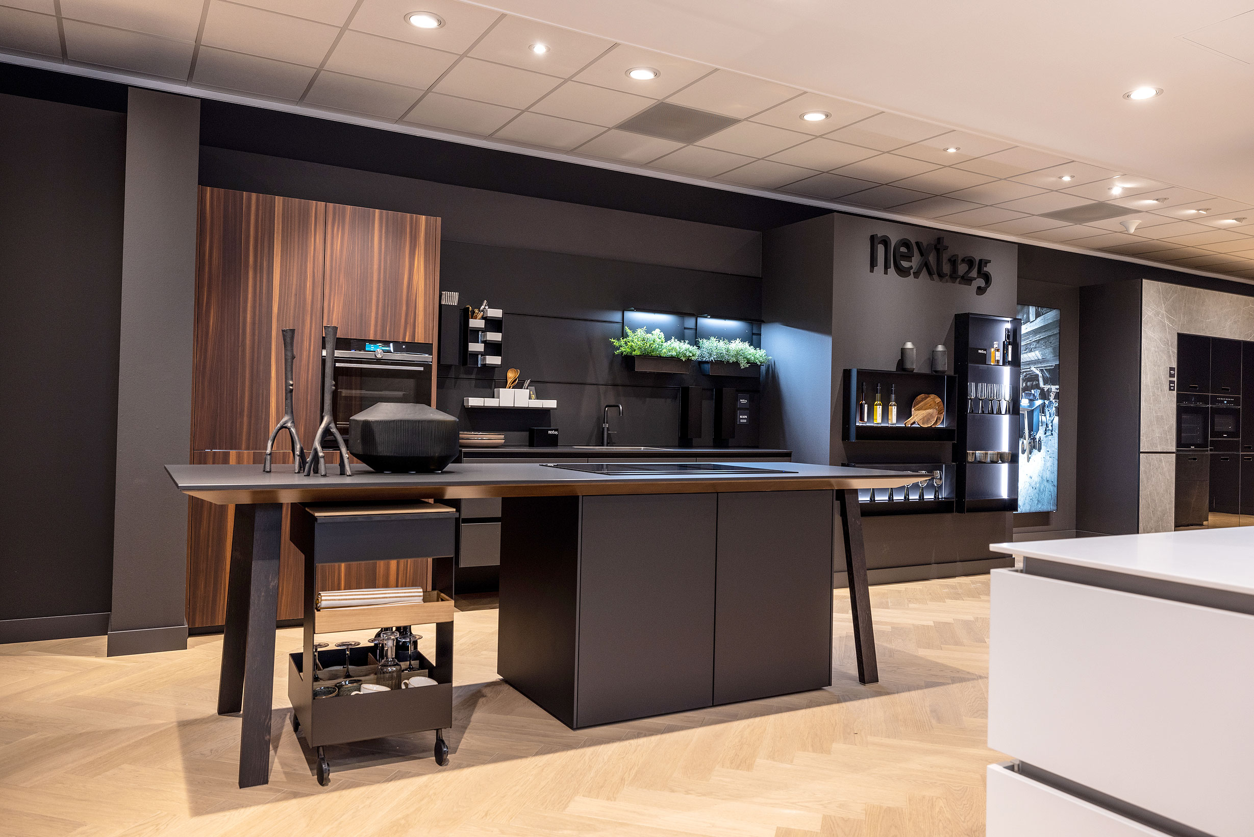 Design keuken met kooktafel en wandhangend spoelgedeelte