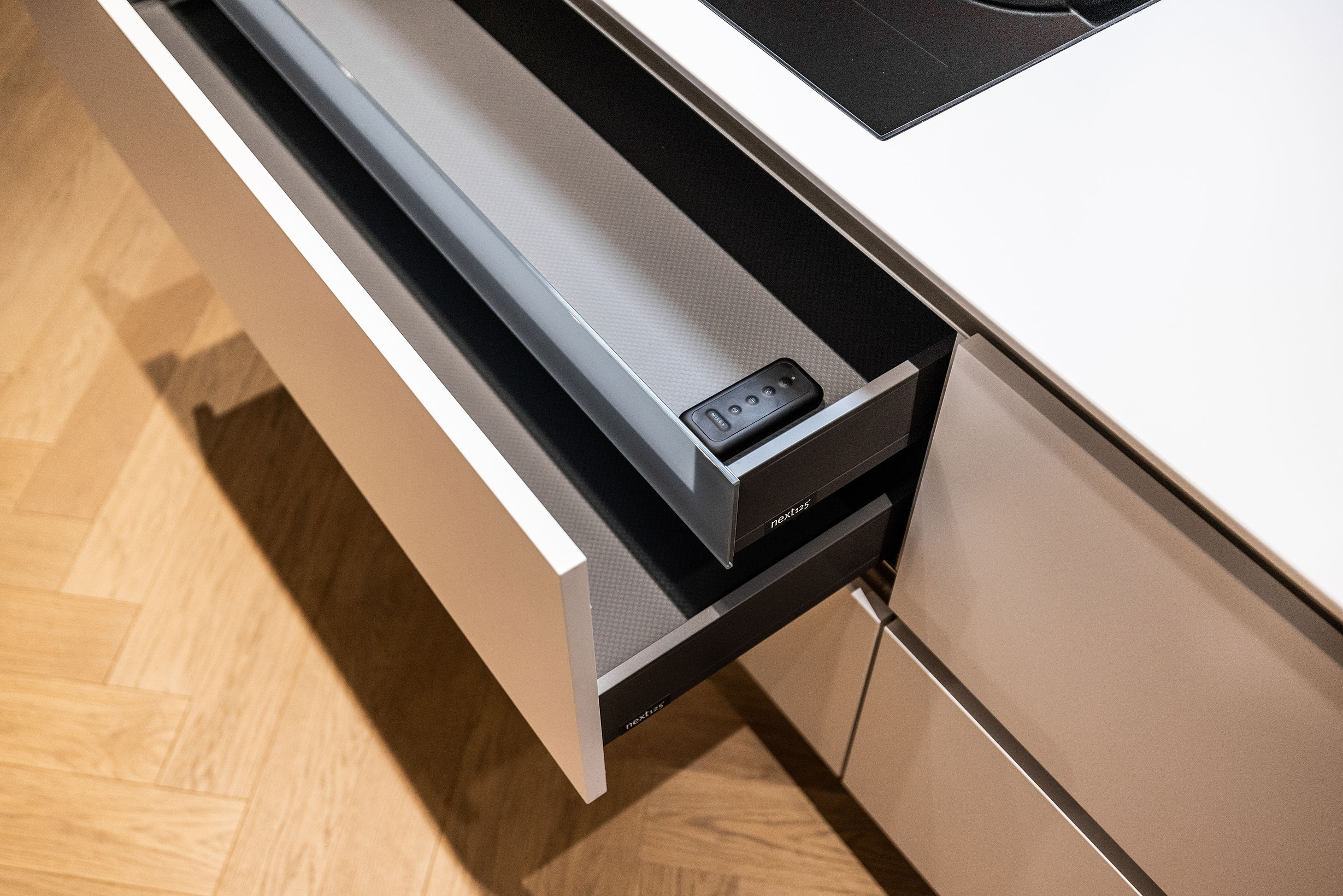 De binnen laden hebben glazen fronten.