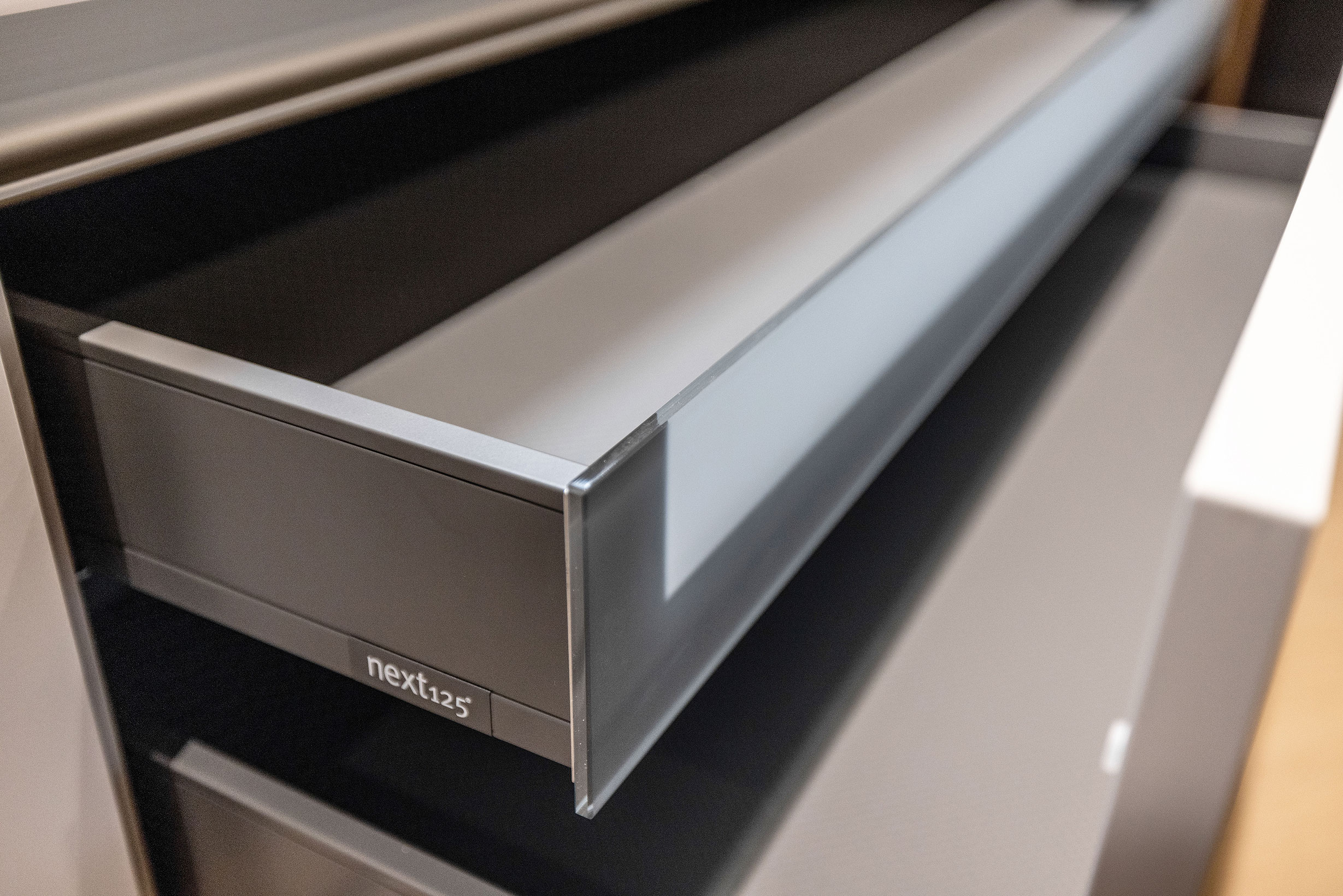 Het matte glas met doorschijnende look van de fronten van de binnenladen.