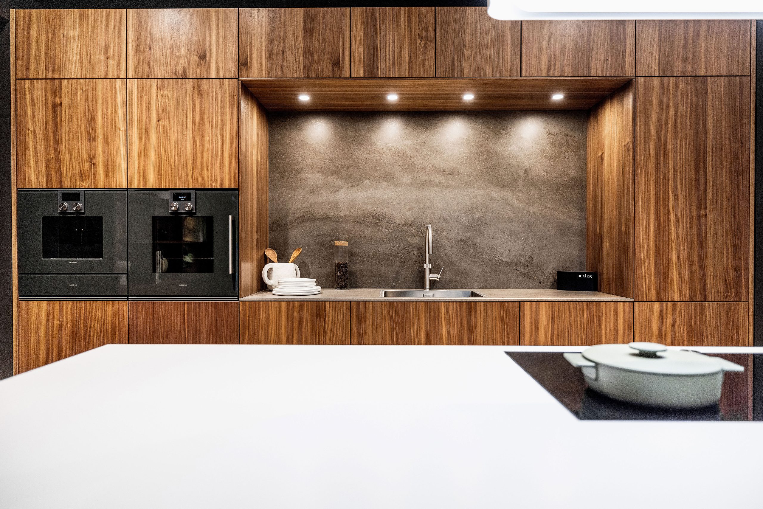 Het spoeleiland bevindt zich in een nis.