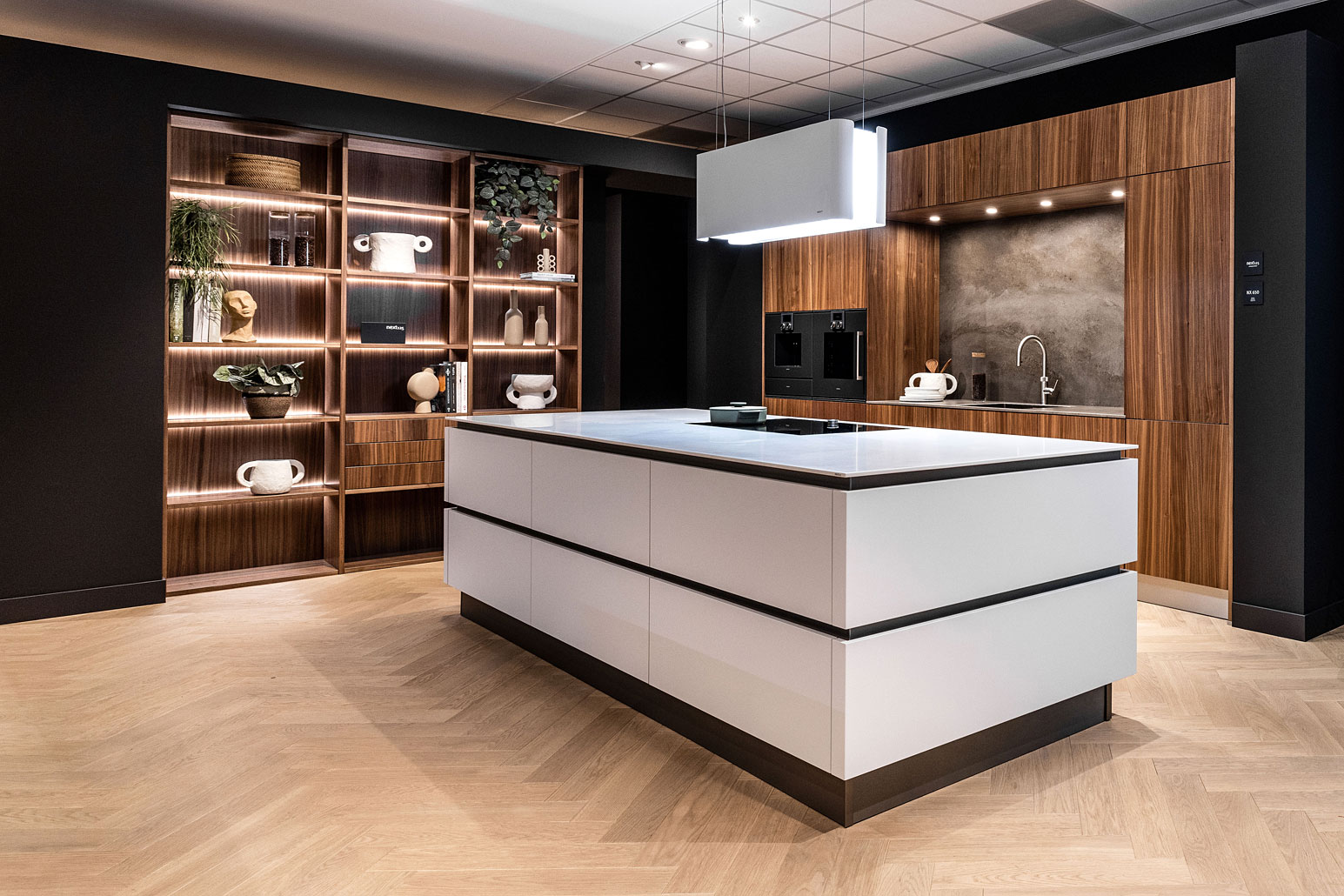 De keuken en woonkamer vormen in deze eilandkeuken één geheel.