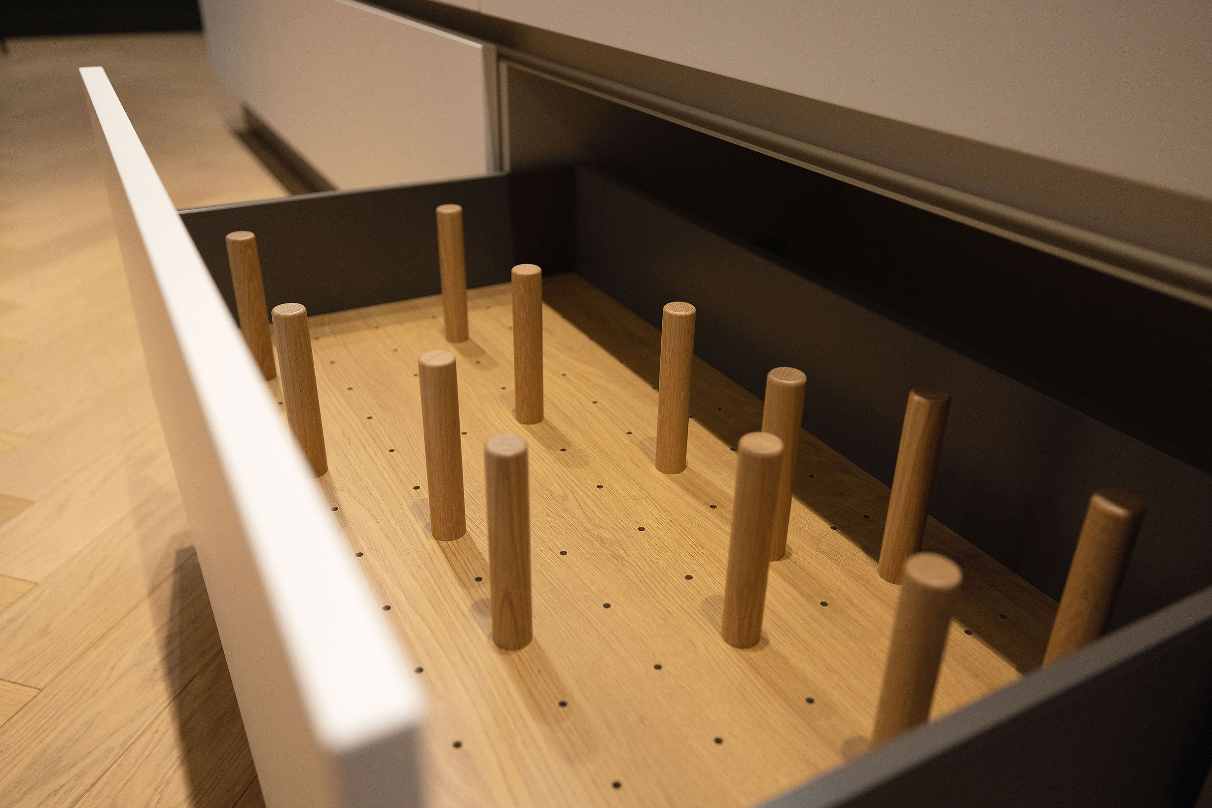 Een op servies ingestelde lade inrichting.