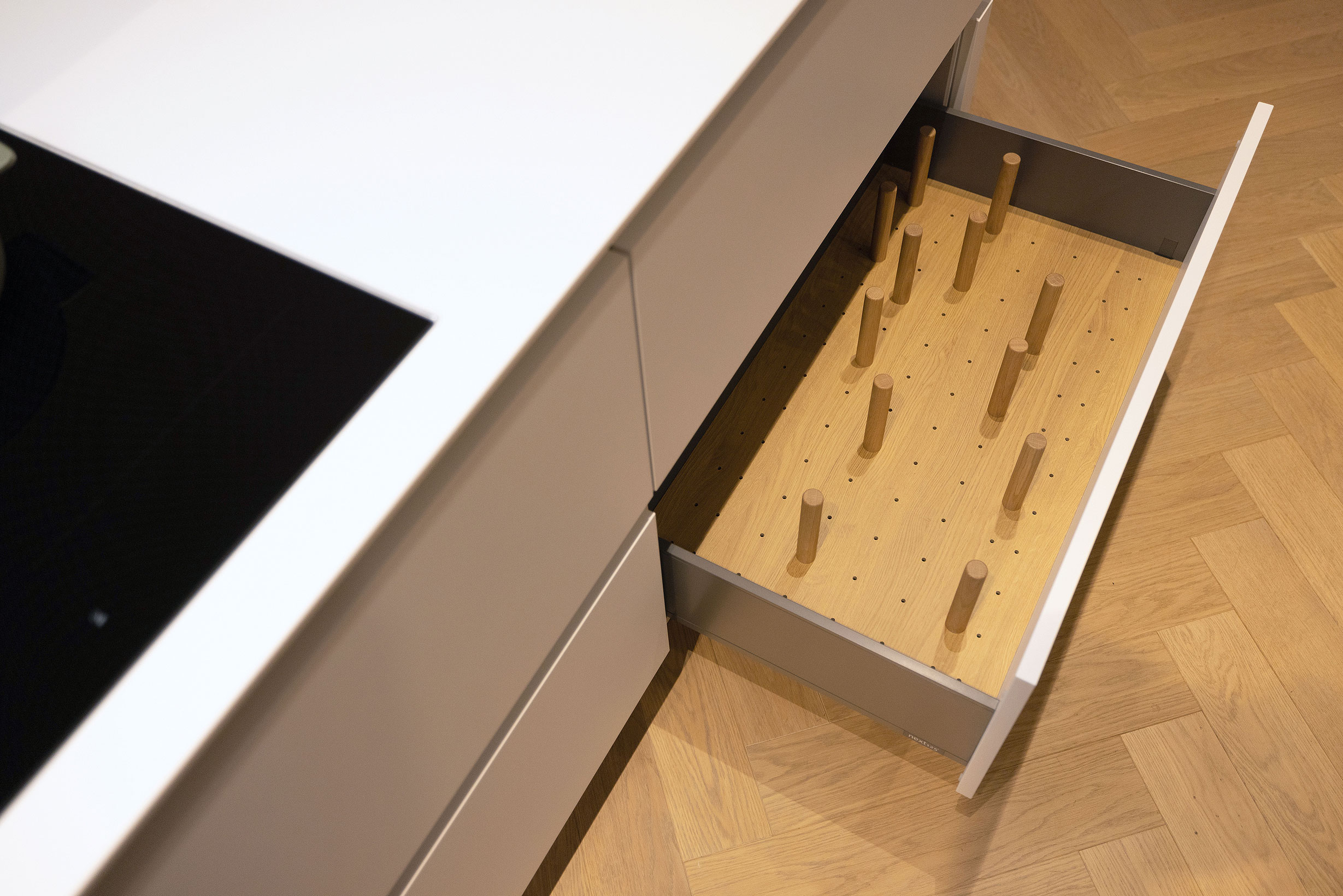 In deze hoge lade hoeft u tijdens het openen niet bang te zijn voor schuivende borden.