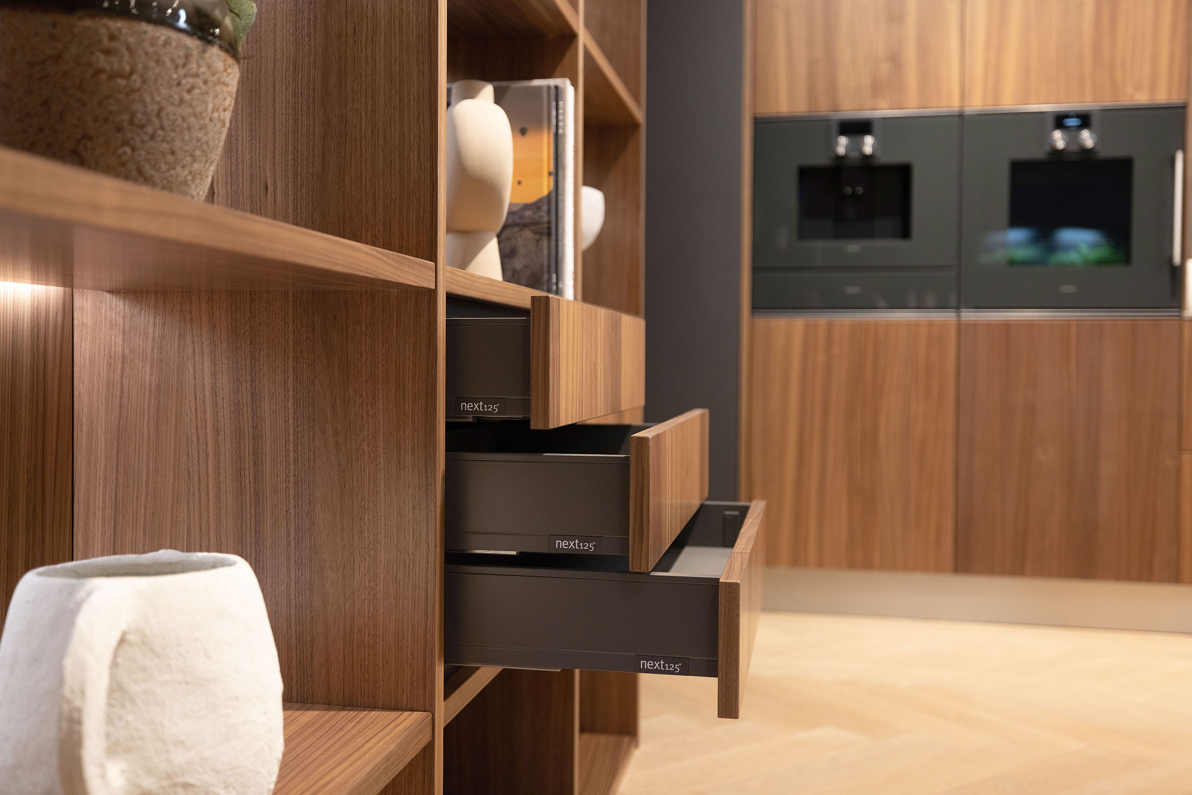 In de regalen kast bevinden zich ook een aantal functionele laden voor spullen die u uit het zicht wilt bewaren.