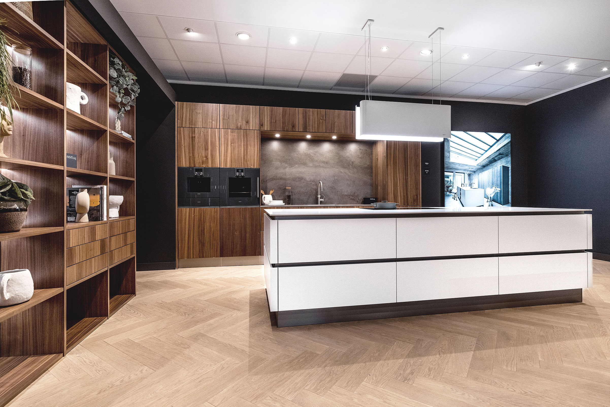 Door de greeplijsten aan de zijkant van het eiland door te laten lopen lijkt het keukenblad te zweven.