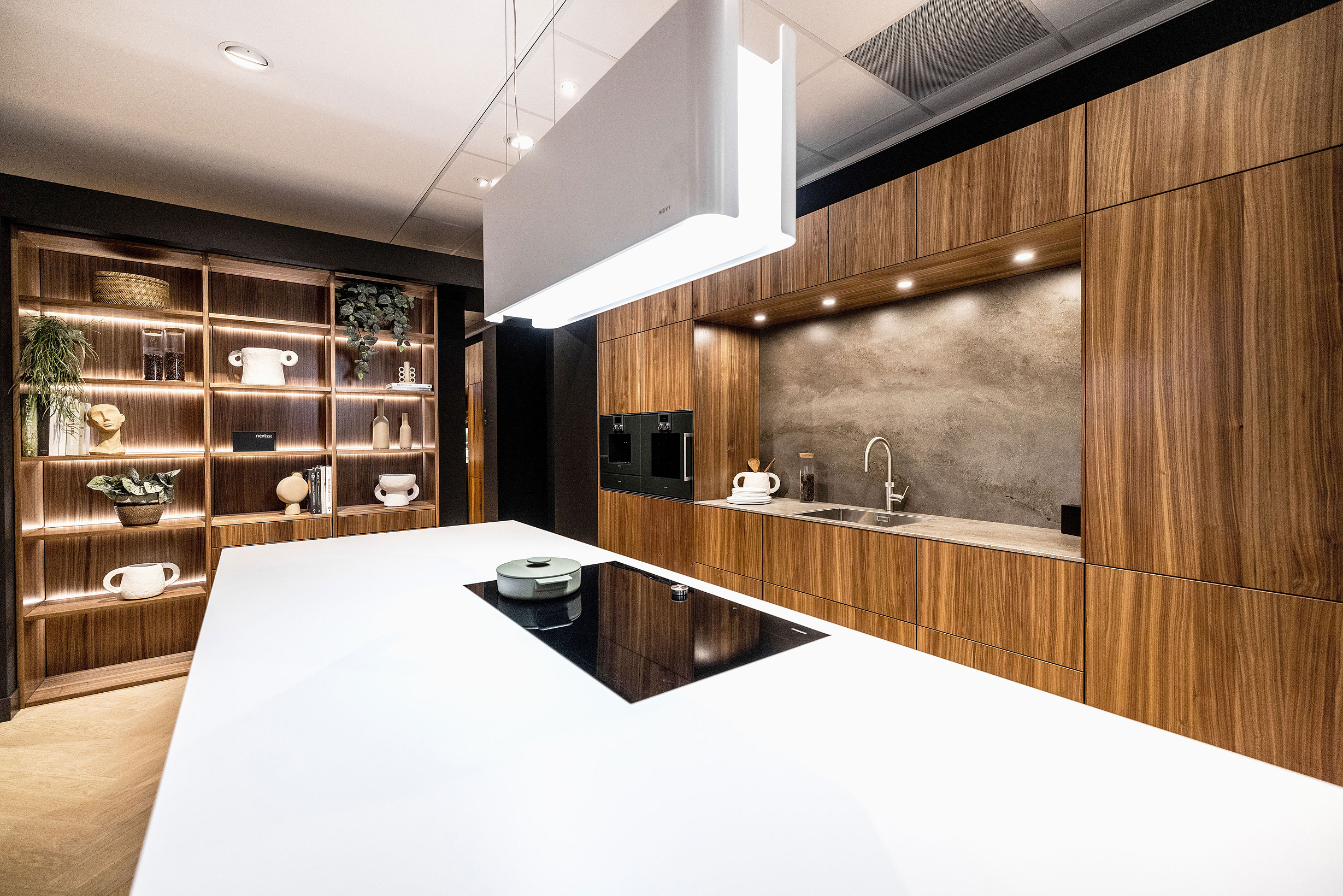 Op dit witte keukenblad van keramiek heeft u voldoende werkruimte.