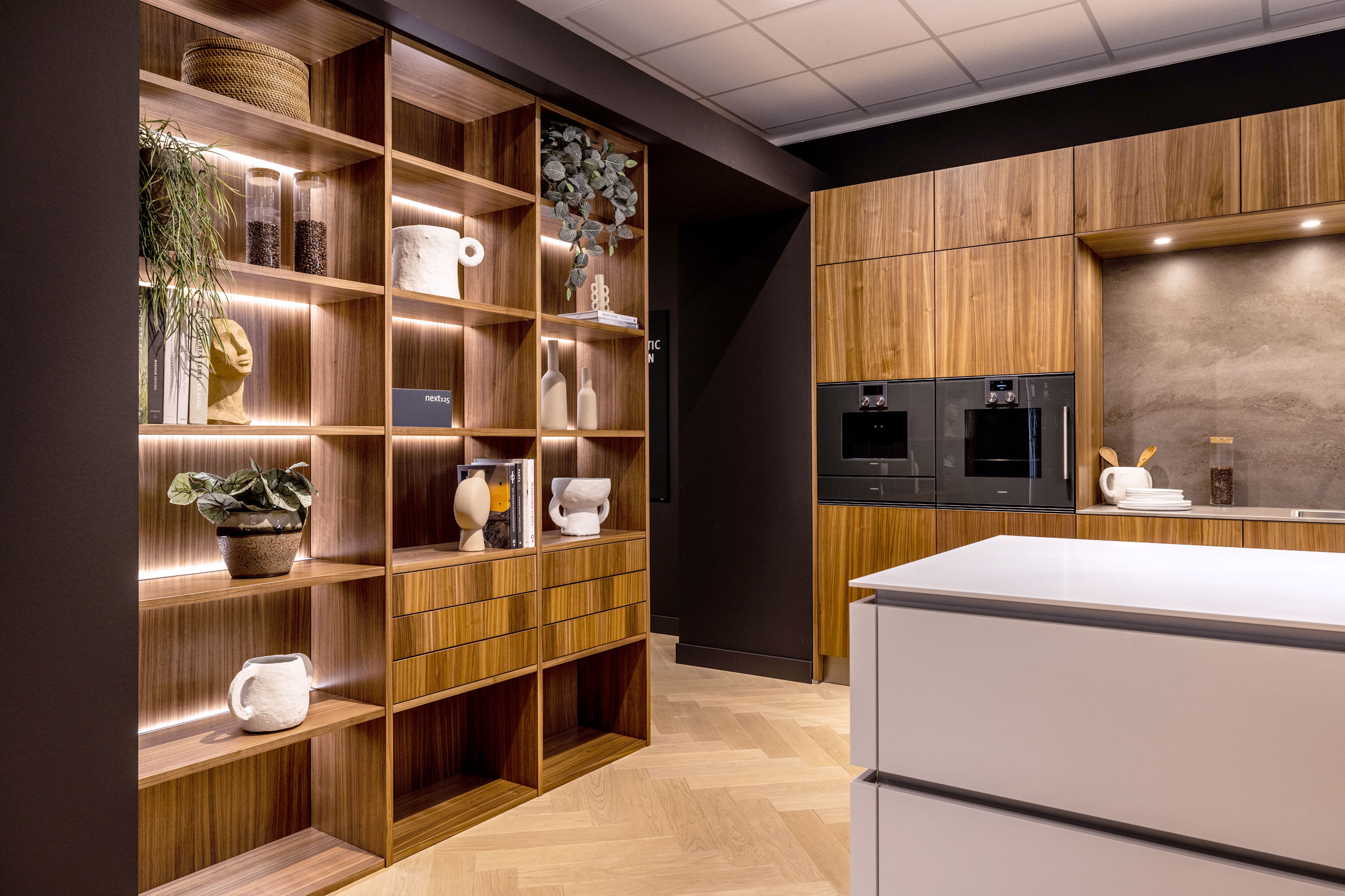 De regaalkast met verlichting zorgt voor een luxe en warme uitstraling.