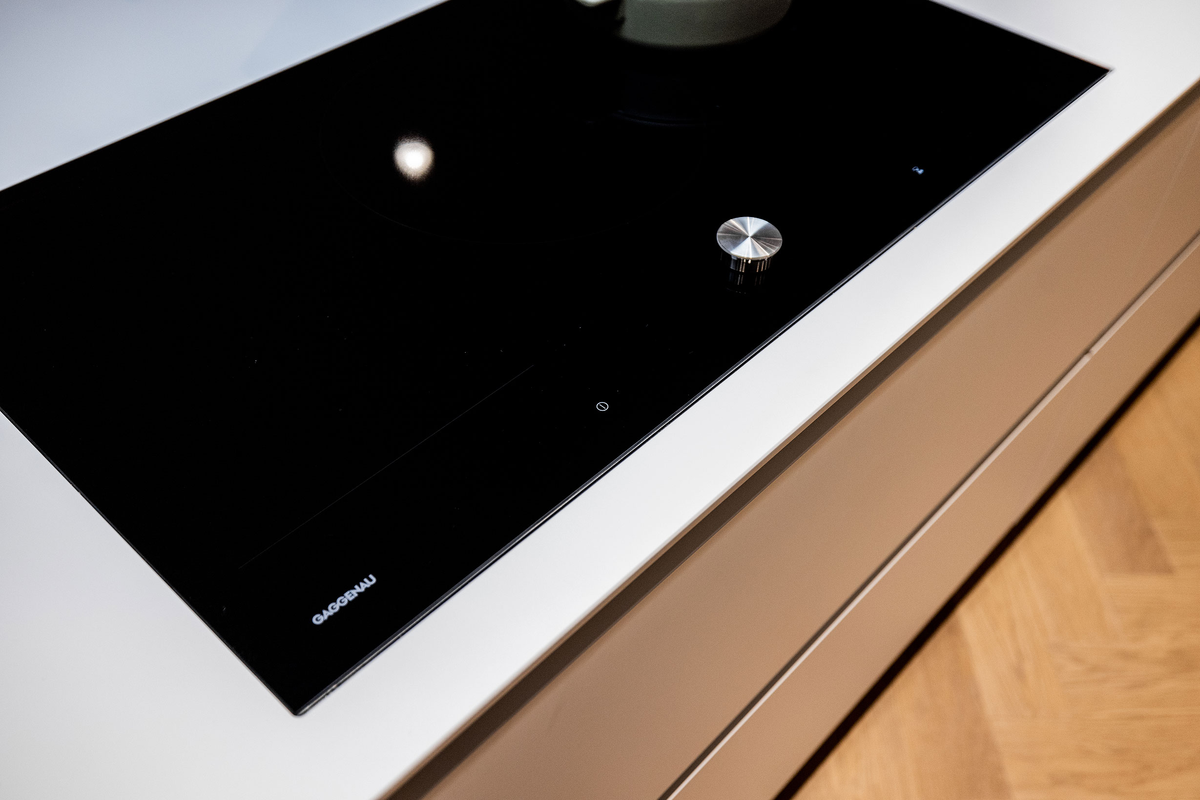 De Gaggenau inductiekookplaat beschikt over TwistPad-bediening met een afneembare magneetknop.