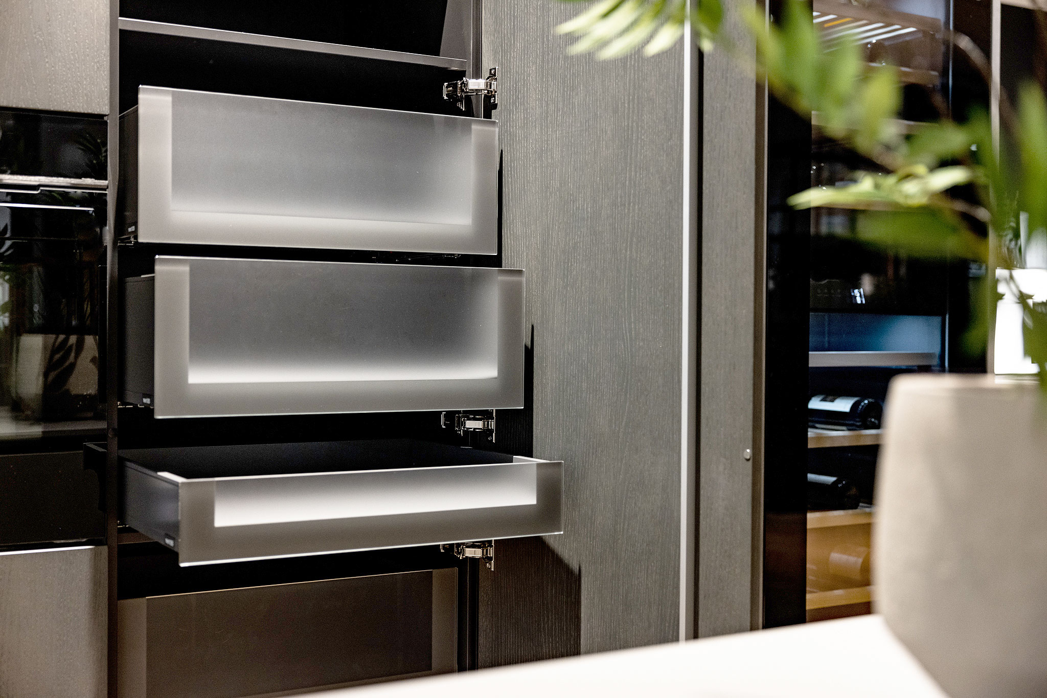 Stijlvolle laden zorgen voor de moderne organisatie van deze keuken.