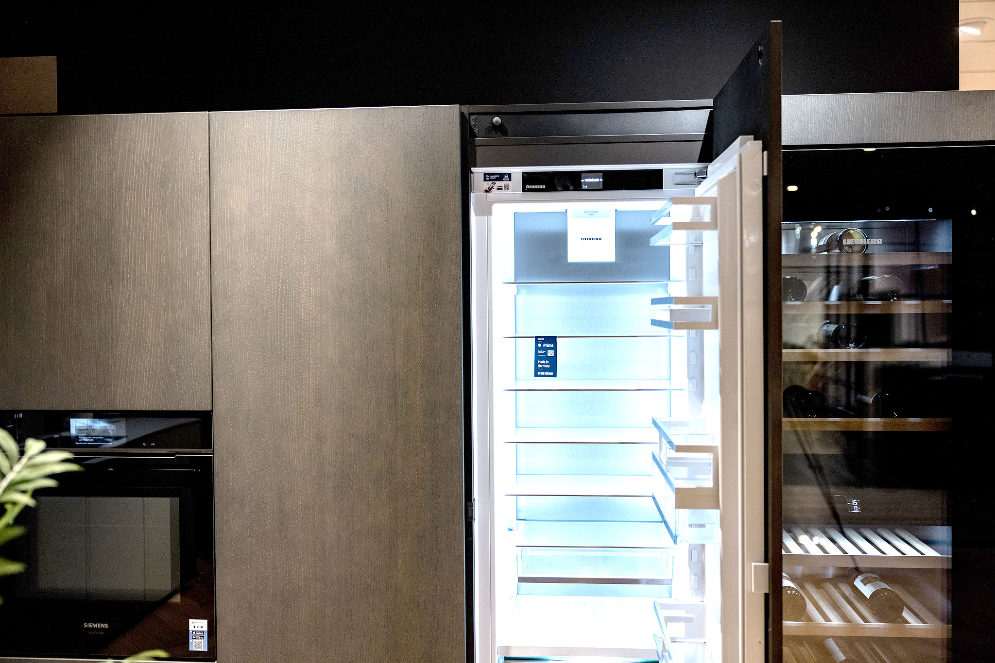 Naast de Liebherr wijnkoelkast bevind zich de luxe koelkast van hetzelfde A-merk.