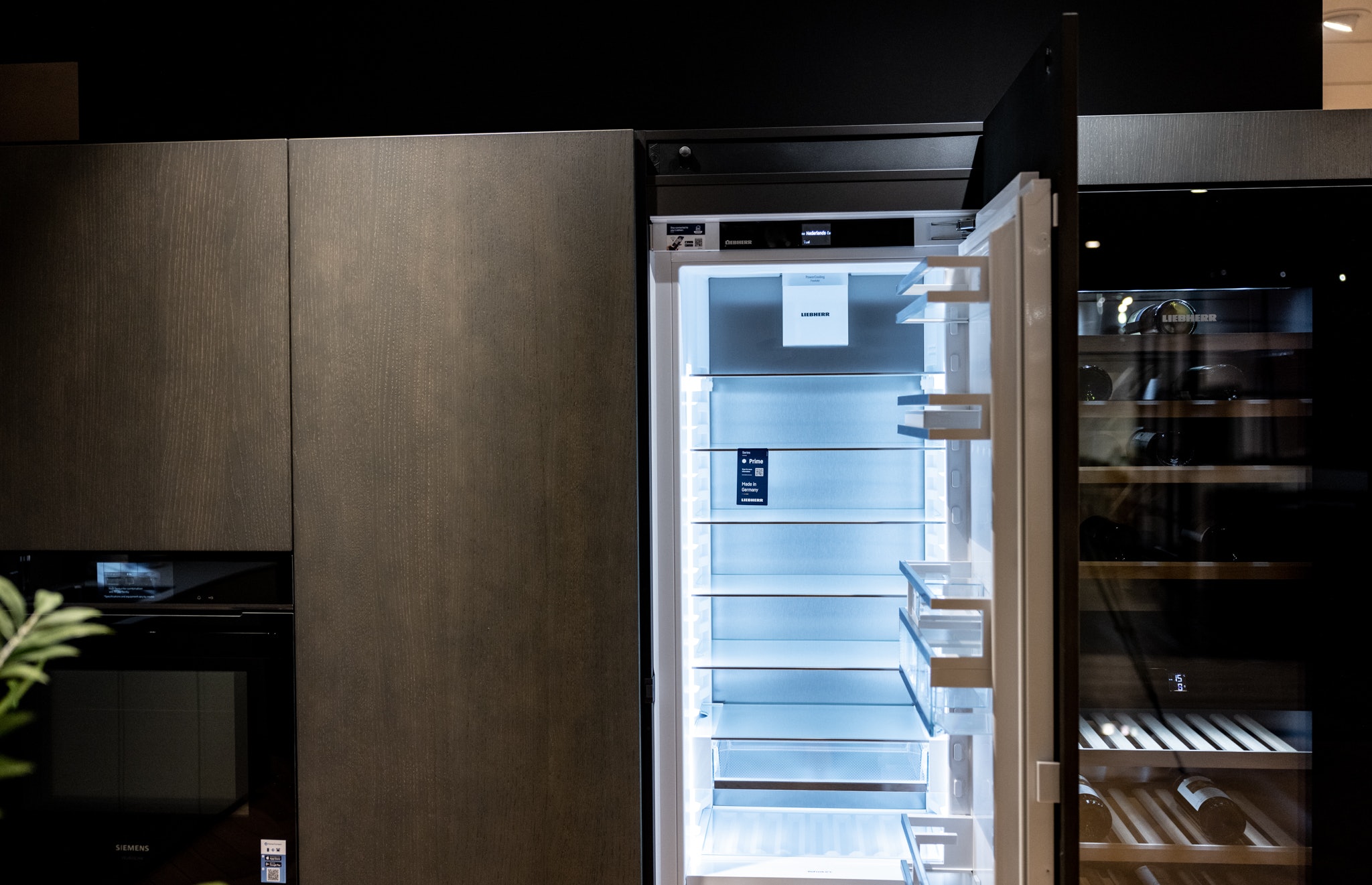 Naast de Liebherr wijnkoelkast bevind zich de luxe koelkast van hetzelfde A-merk.