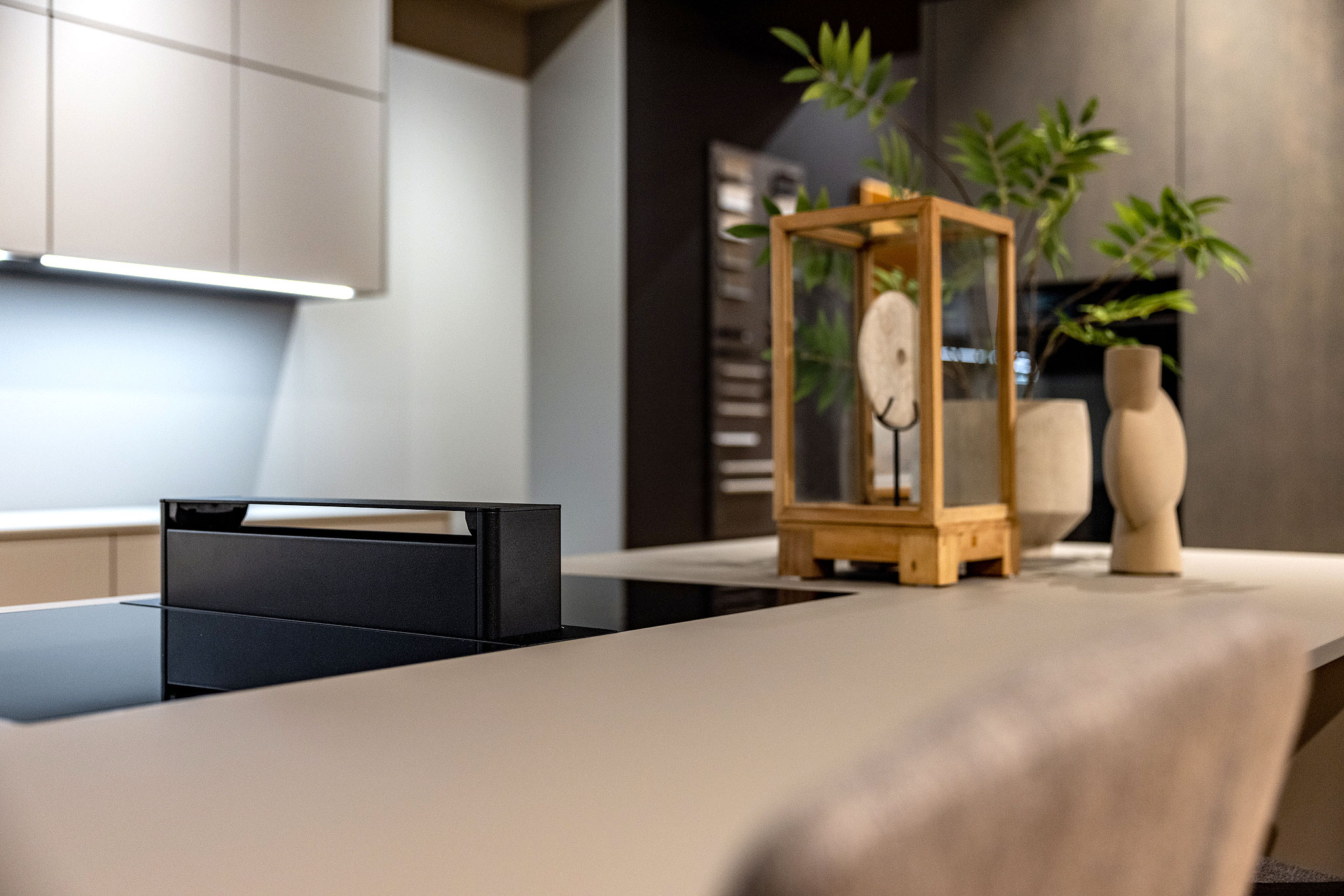 De Novy afzuiger ligt vlak geïntrigeerd in het kookeiland met bargedeelte.