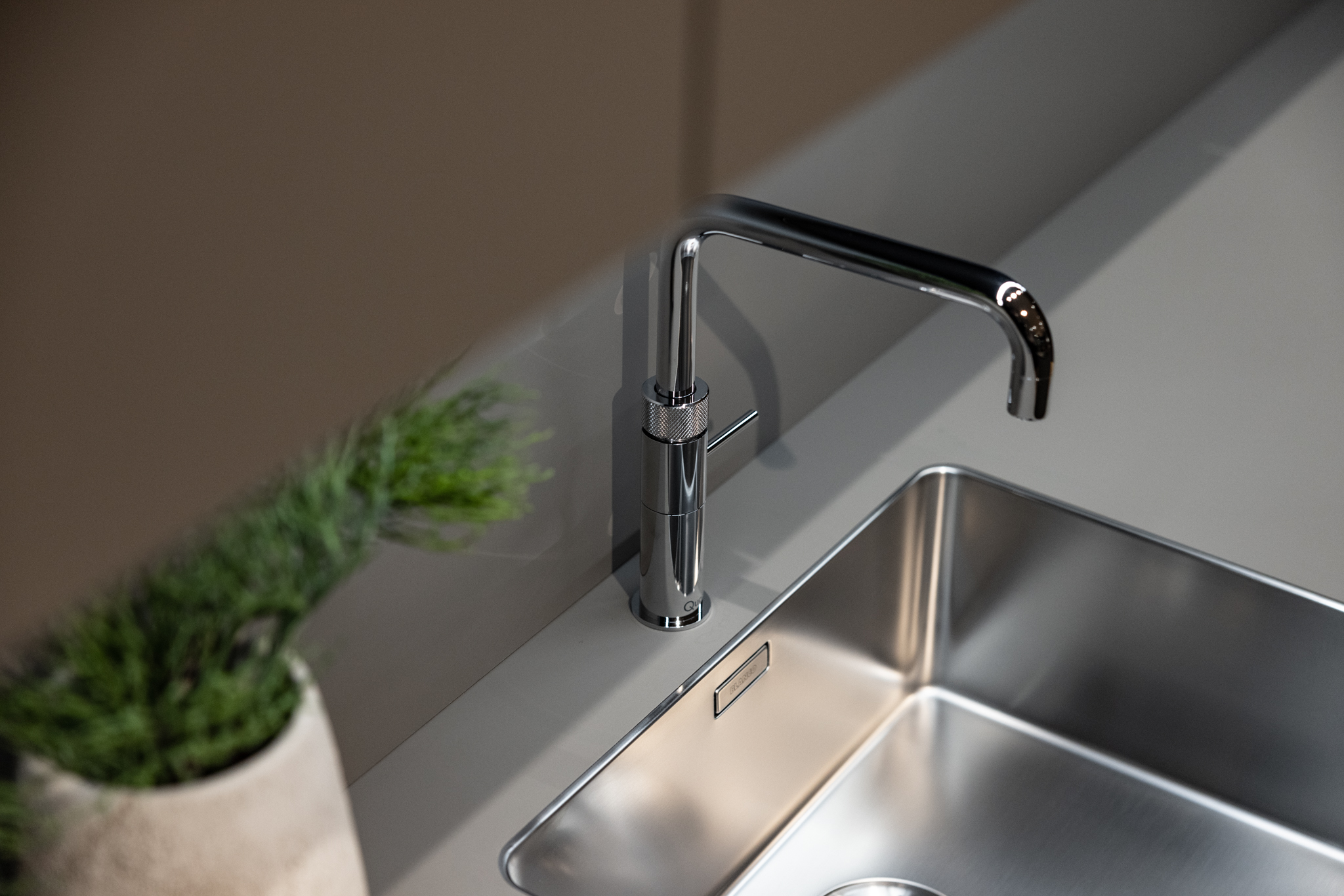 De naadloos in het keukenblad geïntegreerde RVS spoelbak.