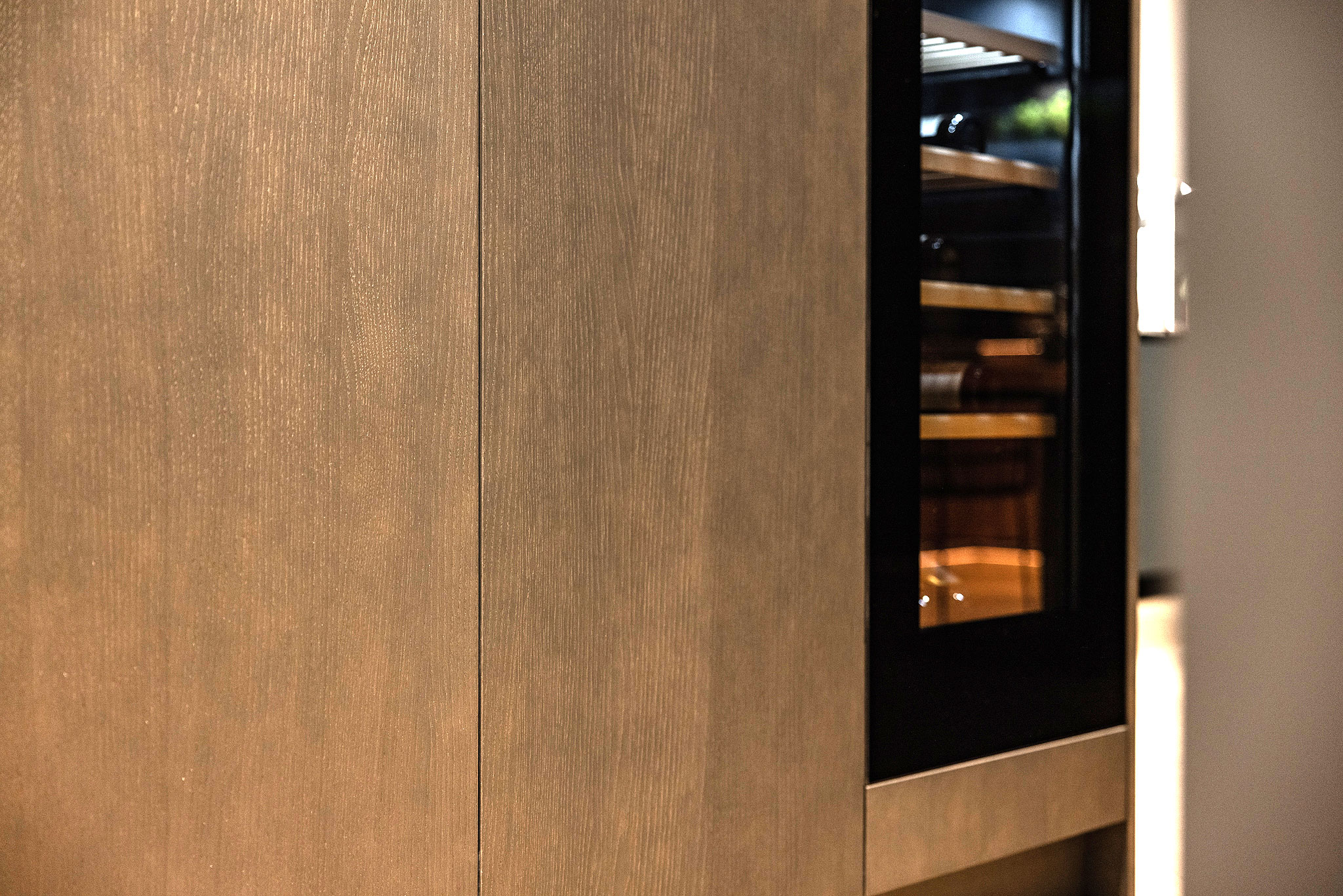 Het Eiken grafietgrijs vormt een mooi contrast met het SensiQ steengrijs softmat AFP front.