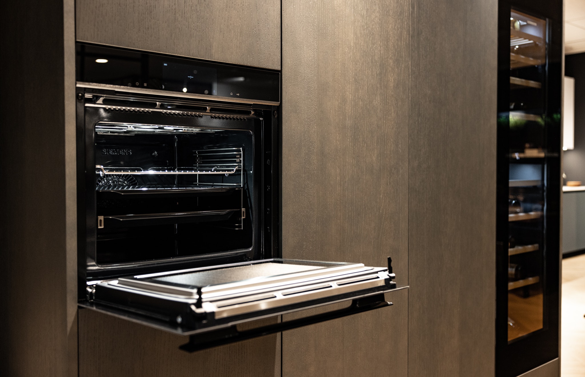 Ook een hoogwaardige oven mag in deze luxe keuken niet ontbreken.