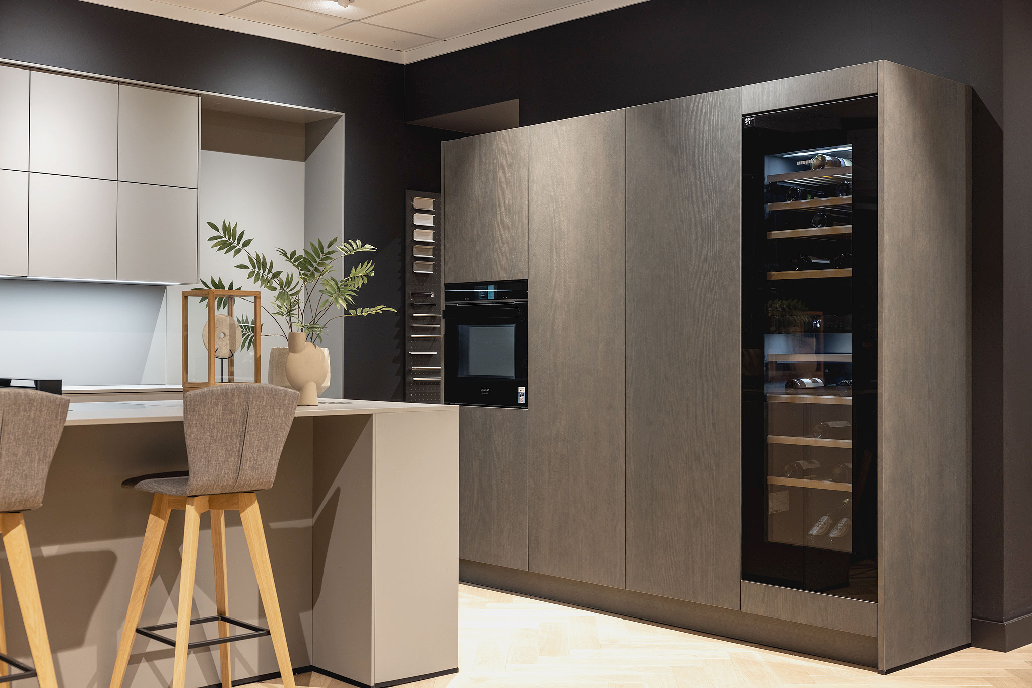 De ruime kastenwand bied naast hoogwaardige keukenapparatuur ook veel extra opbergruimte.