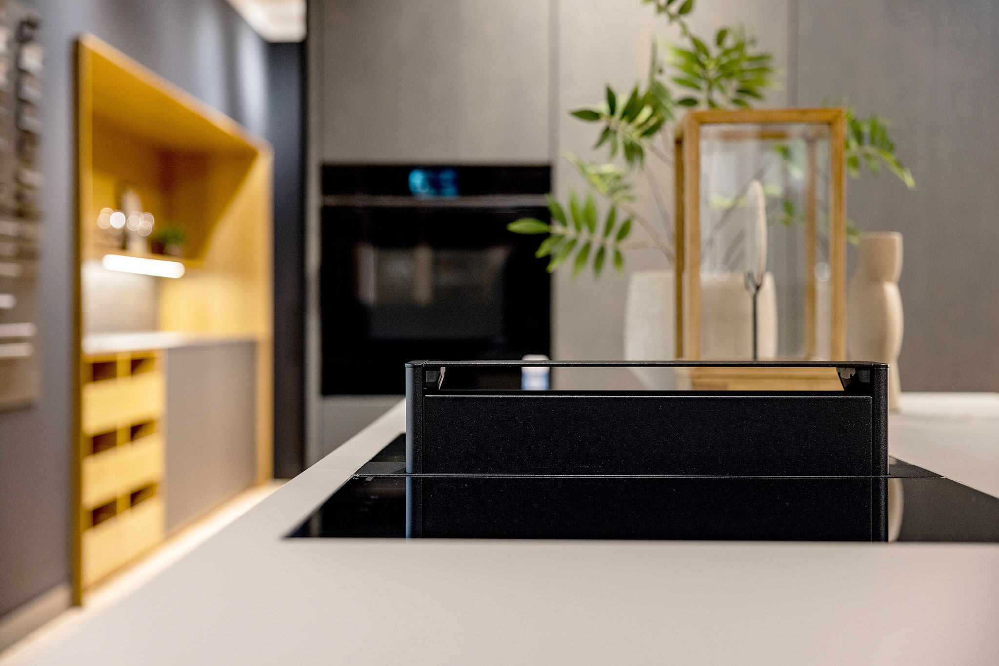 De Novy afzuiger ligt vlak geïntrigeerd in het kookeiland met bargedeelte.