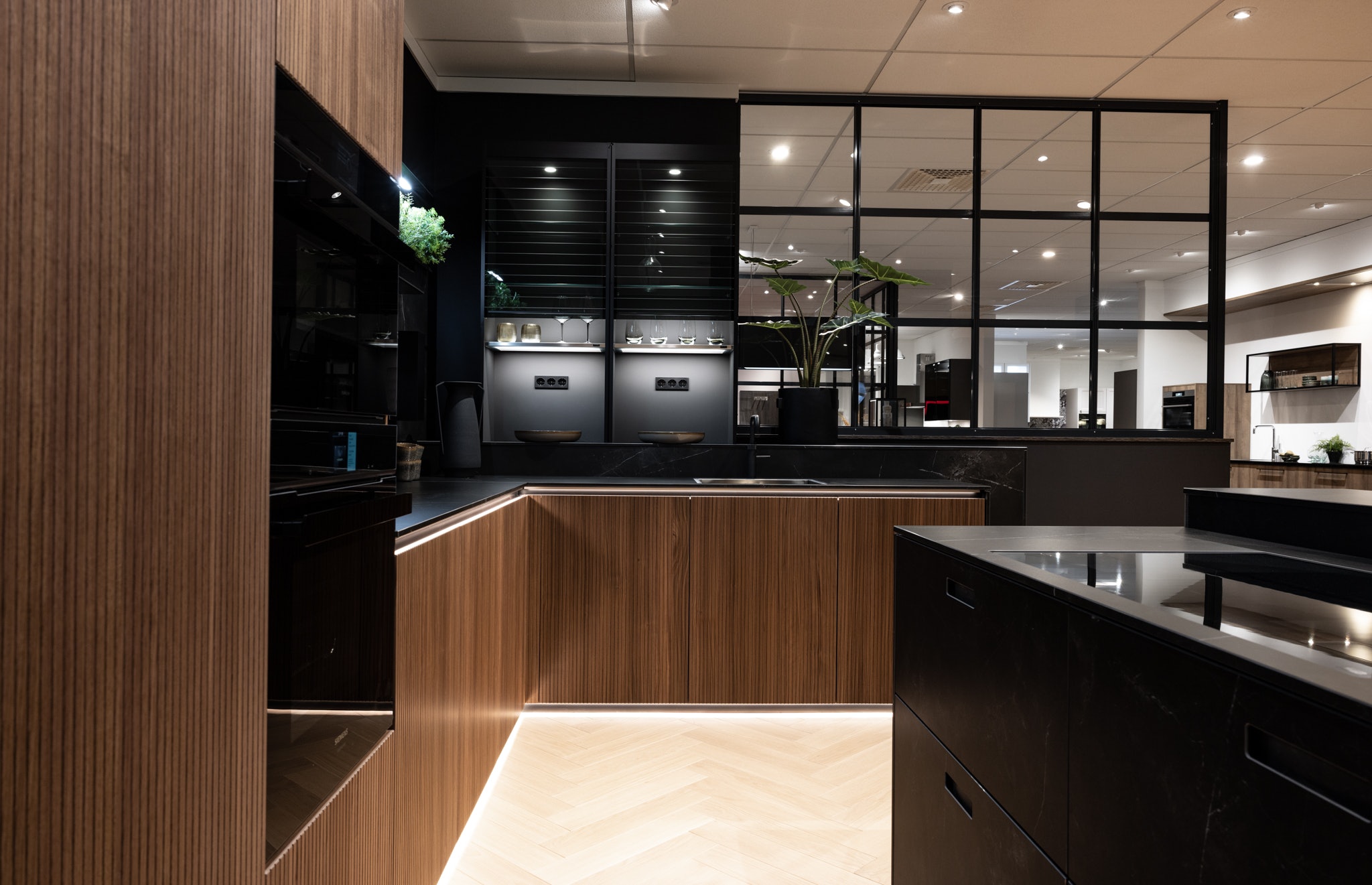 De keramische fronten in de kleur marmer nero imitatie geven deze keuken een luxe en stijlvolle uitstraling.