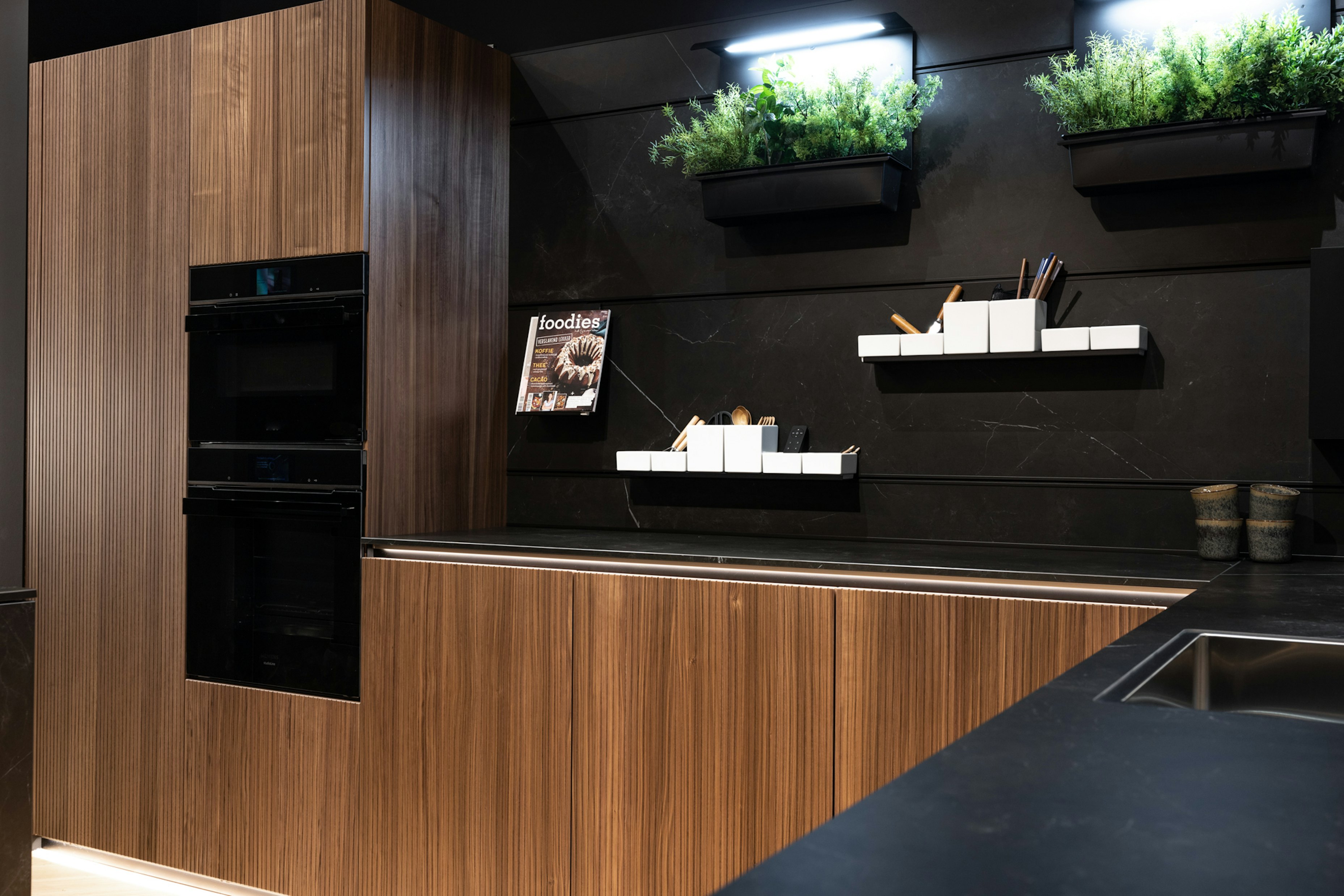 CUBE wall met verlichting en accessoires is de perfecte uitbreiding voor elke keuken.