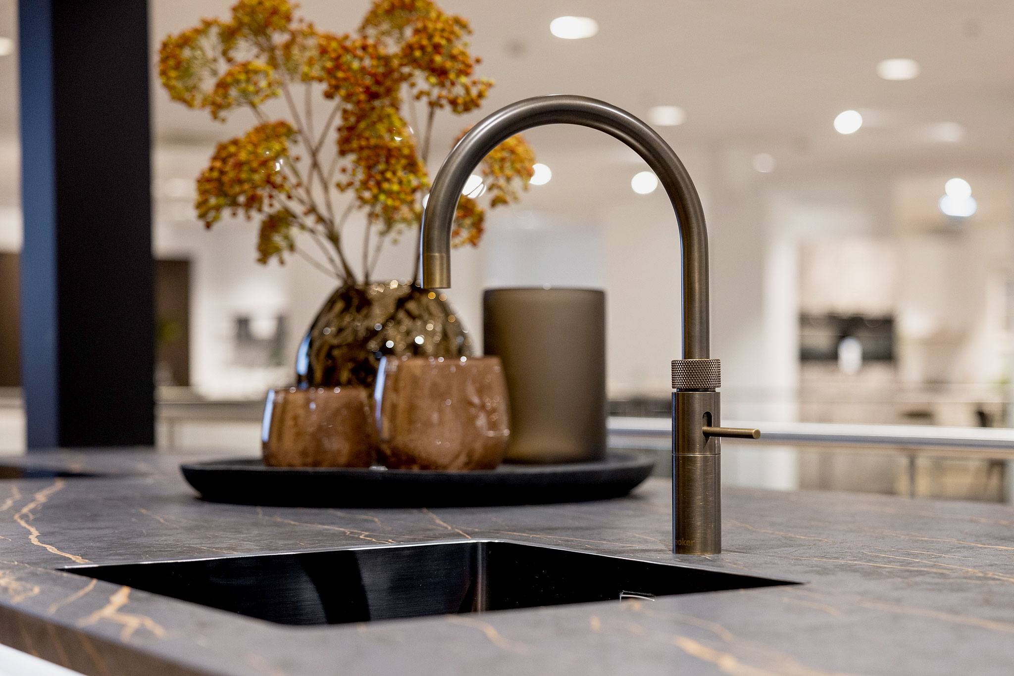 De Quooker kraan is uitgevoerd met een warme messing patina afwerking.