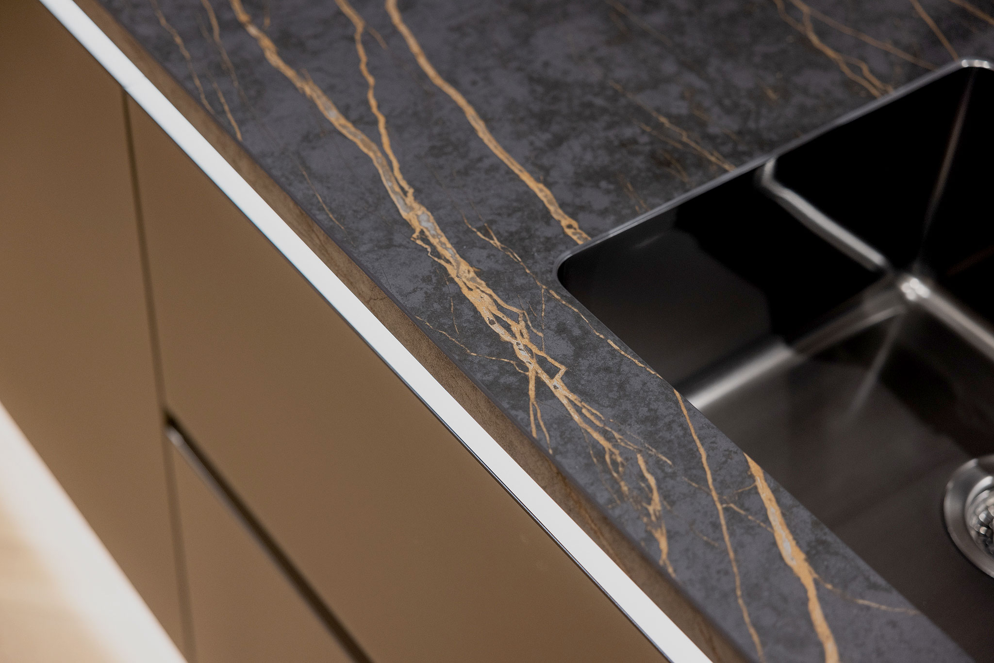 Het Dekton werkblad combineert heel mooi met de mat glazen fronten in de kleur Platina metallic.